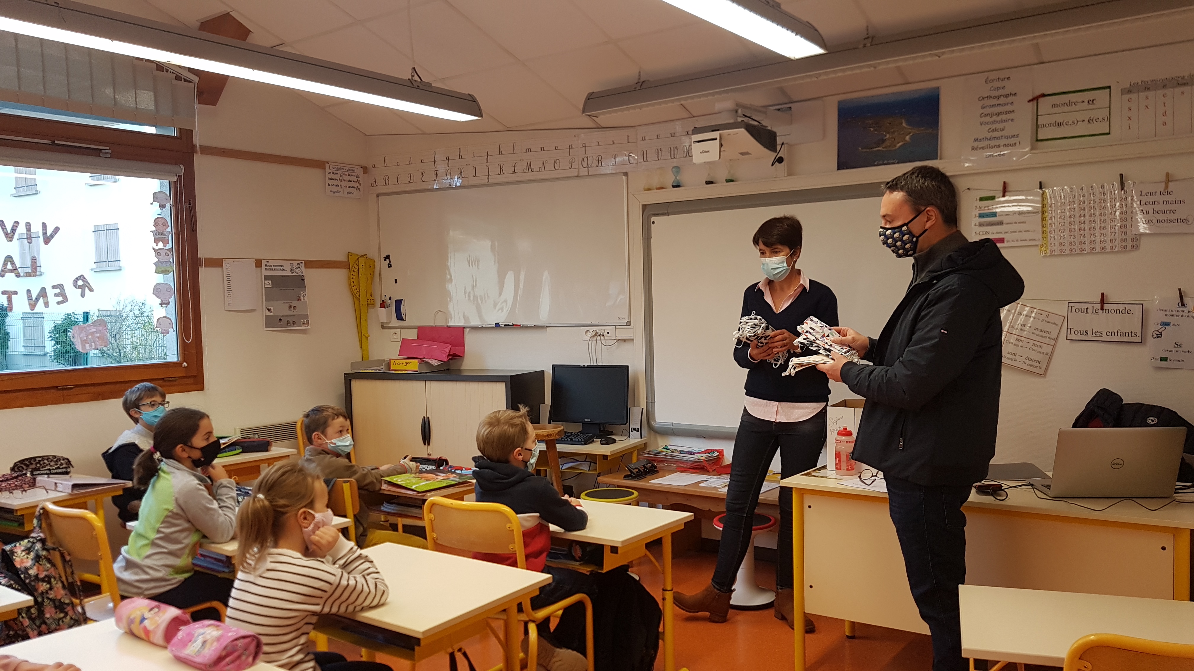 Don de masques aux élèves, confectionnés par des bénévoles