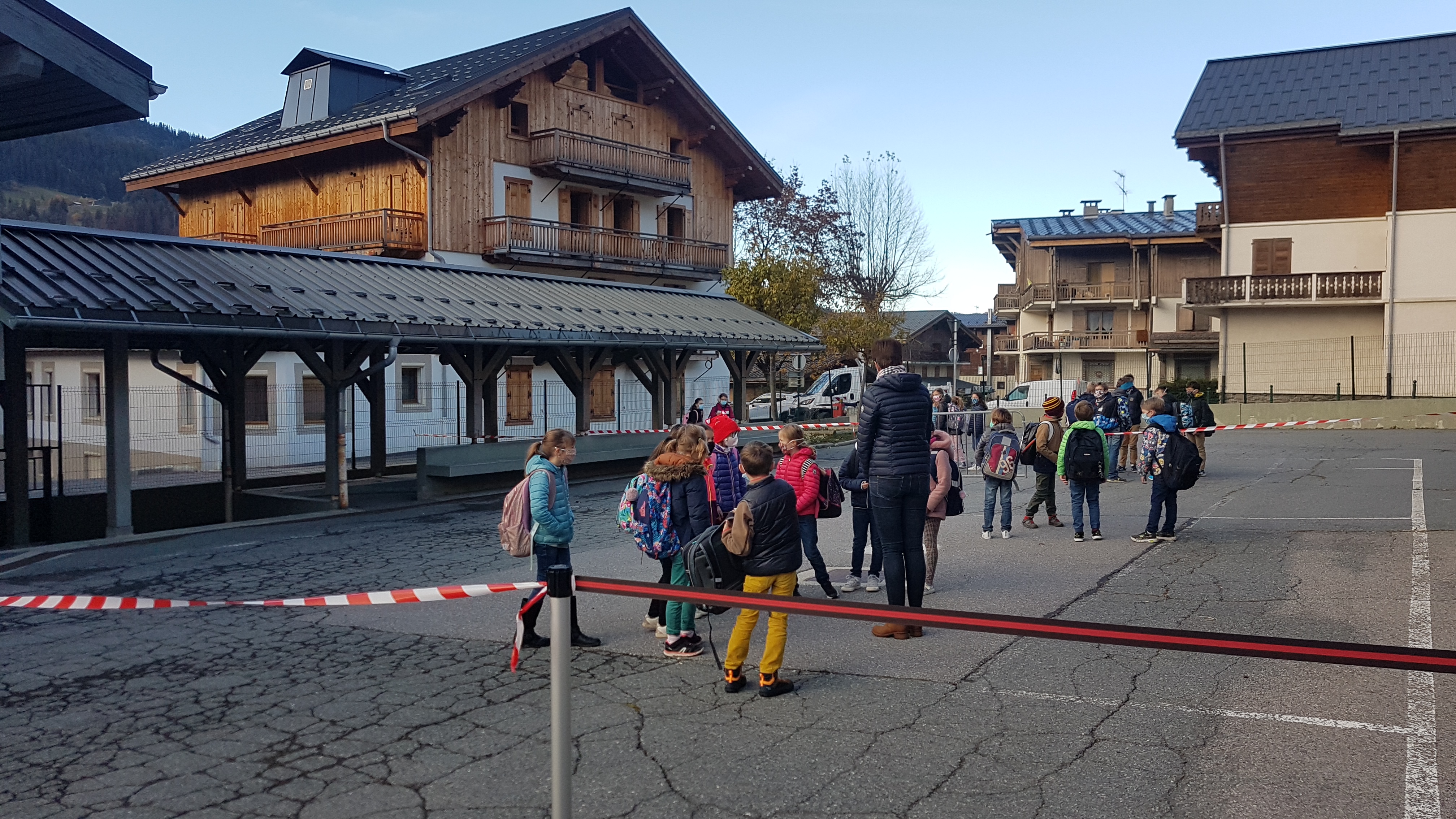 École des Éterlous en temps de confinement : cour de récréation divisée en 3 parties