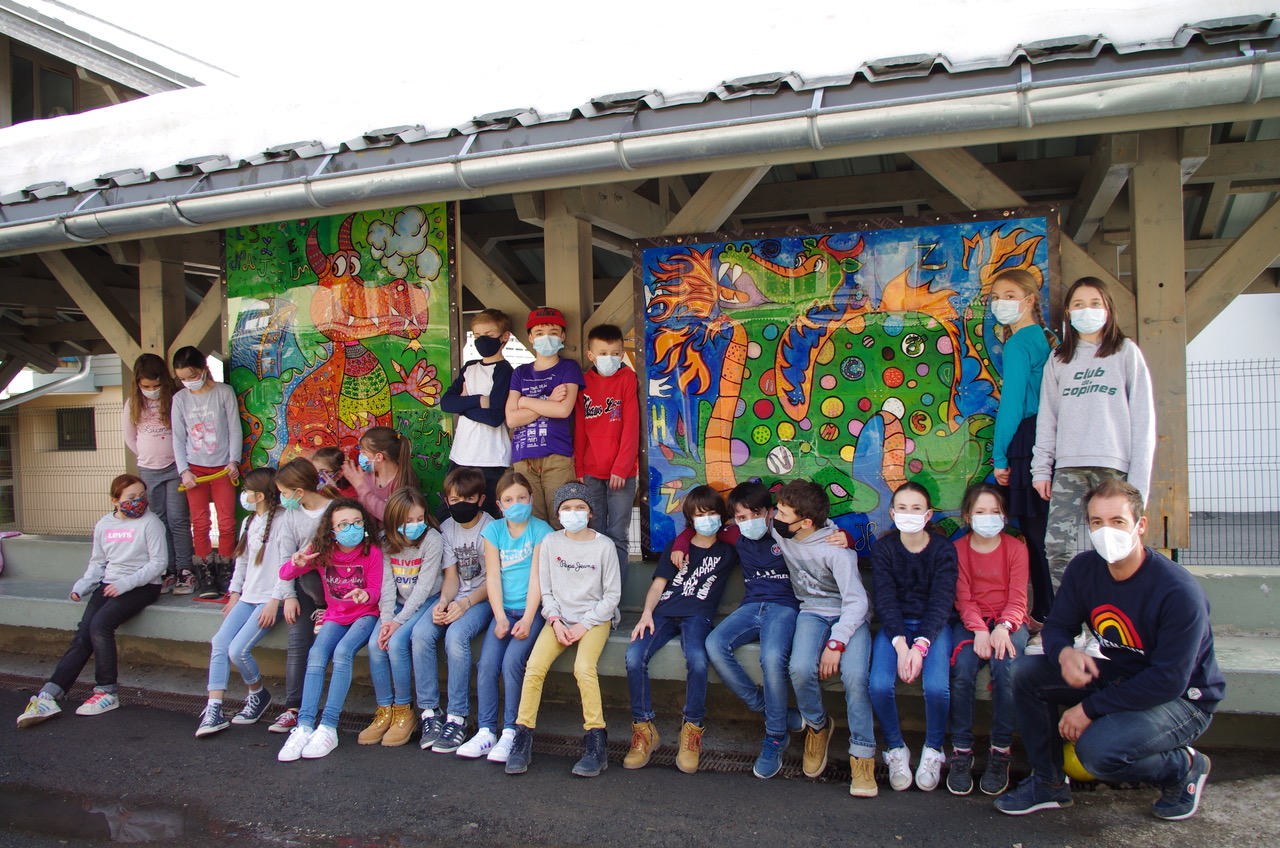 Les élèves et le directeur de l'école des Éterlous, Sébastien Galavielle, devant leurs dragons