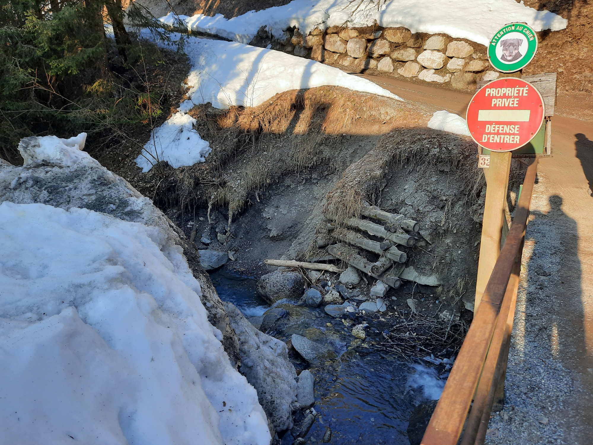 État de la berge rive droite en aval du pont avant les travaux, en mars 2022 - Olivier Perrin