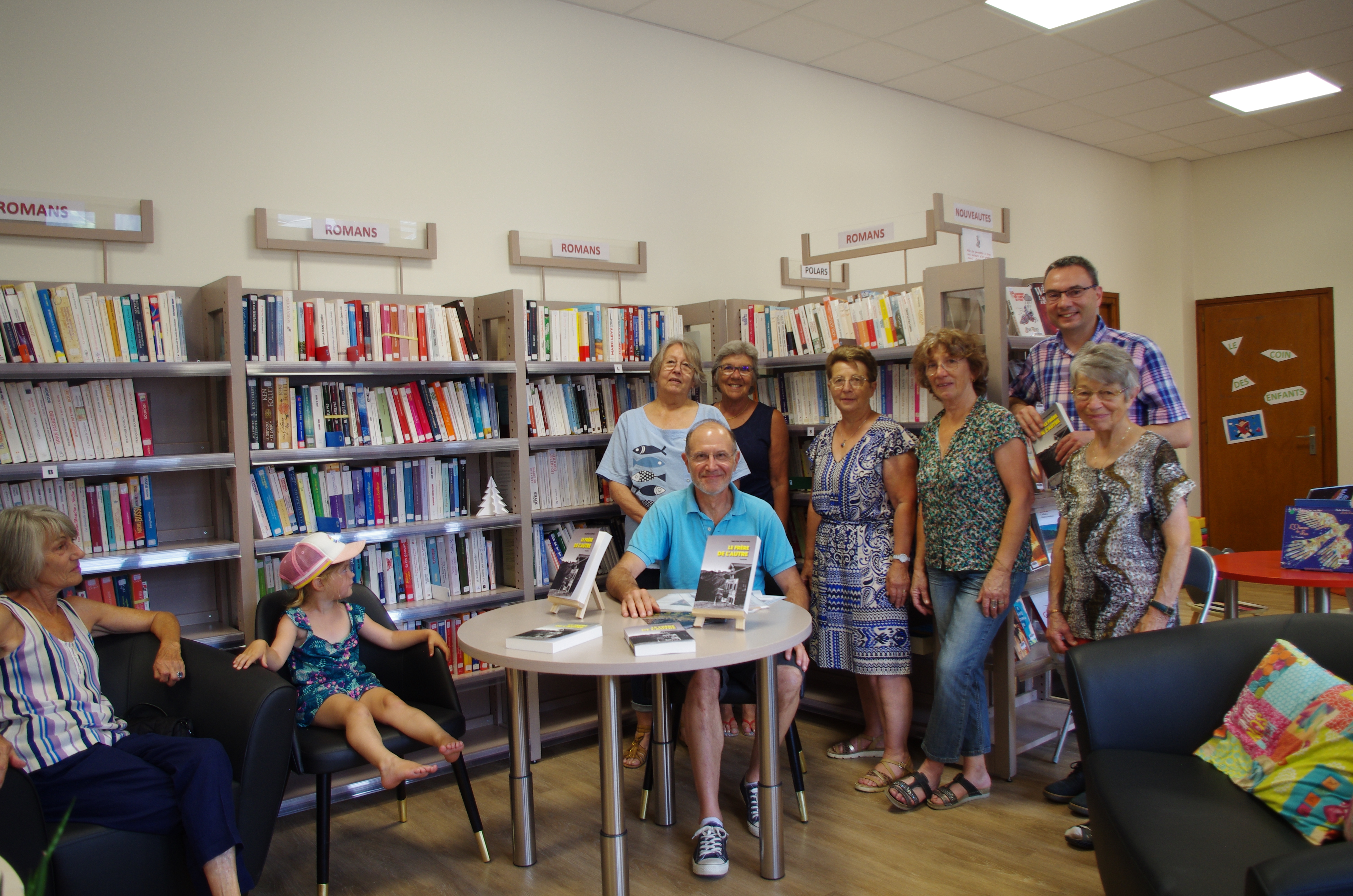 Séance de dédicace organisée dans les locaux de Biblio Praline, le 20 juillet 2022 © Sylvie Bessy