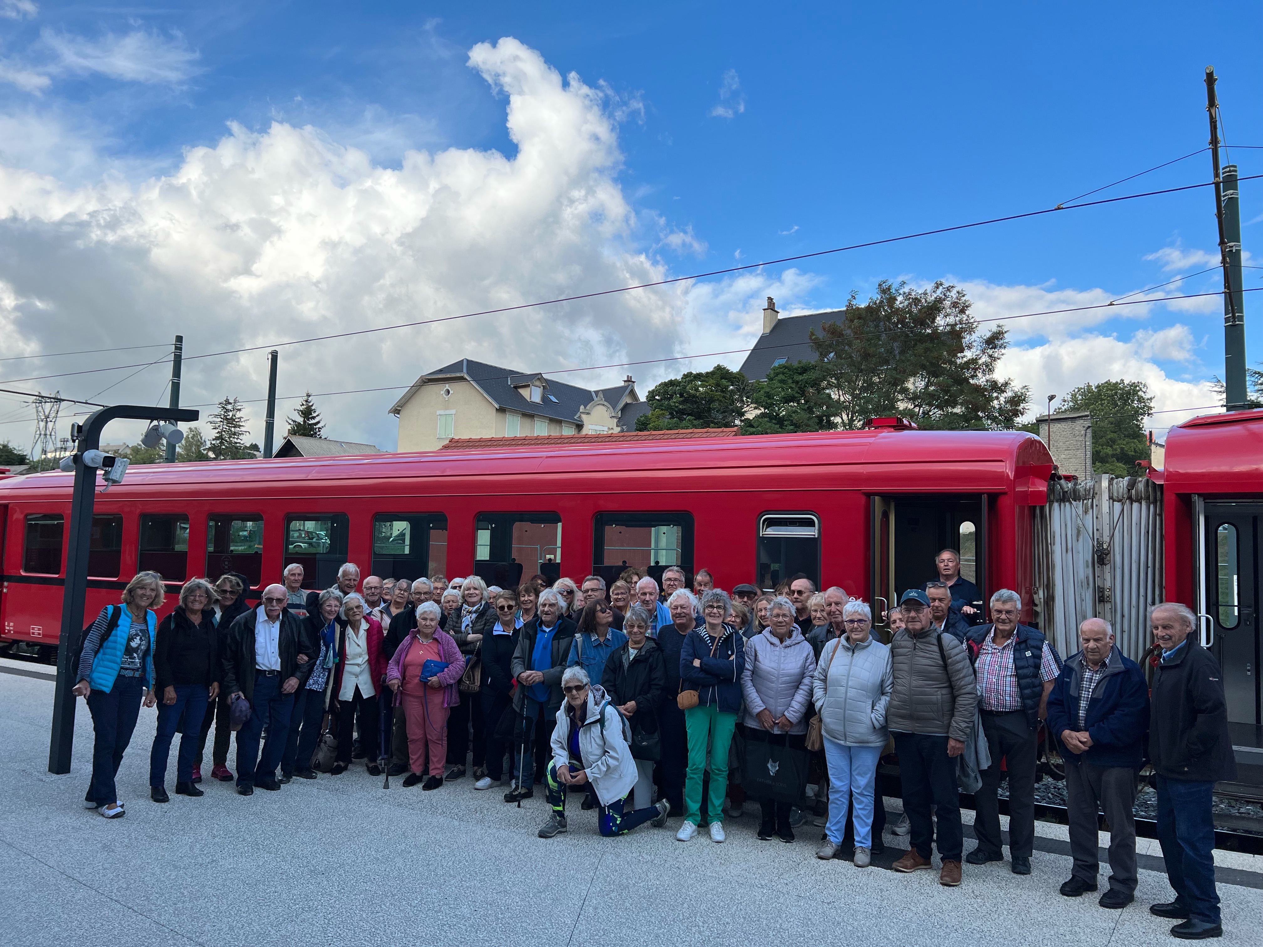 Sortie des Anciens dans le sud de Grenoble : devant le Petit Train de la Mûre - Solange Cooke