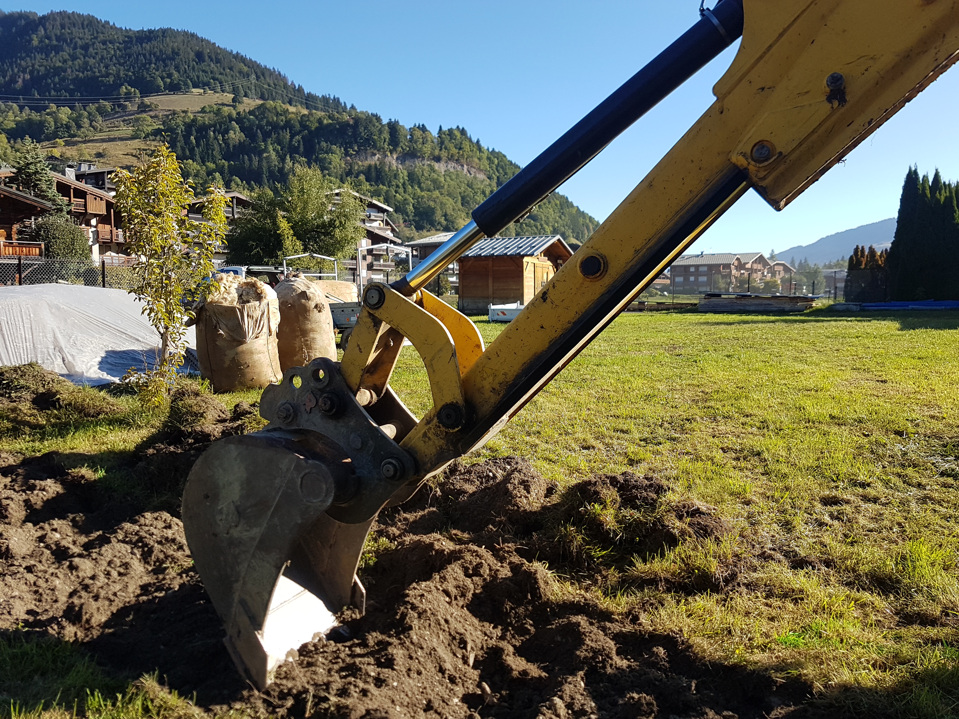 Le lundi 19 septembre, Thomas Andreassian et Michel Carrera d’Une Farandole ont commencé à préparer la fête au verger communal : ils ont creusé les trous où la population et l’association planteront les arbres. © Marie-Anaïs Lien