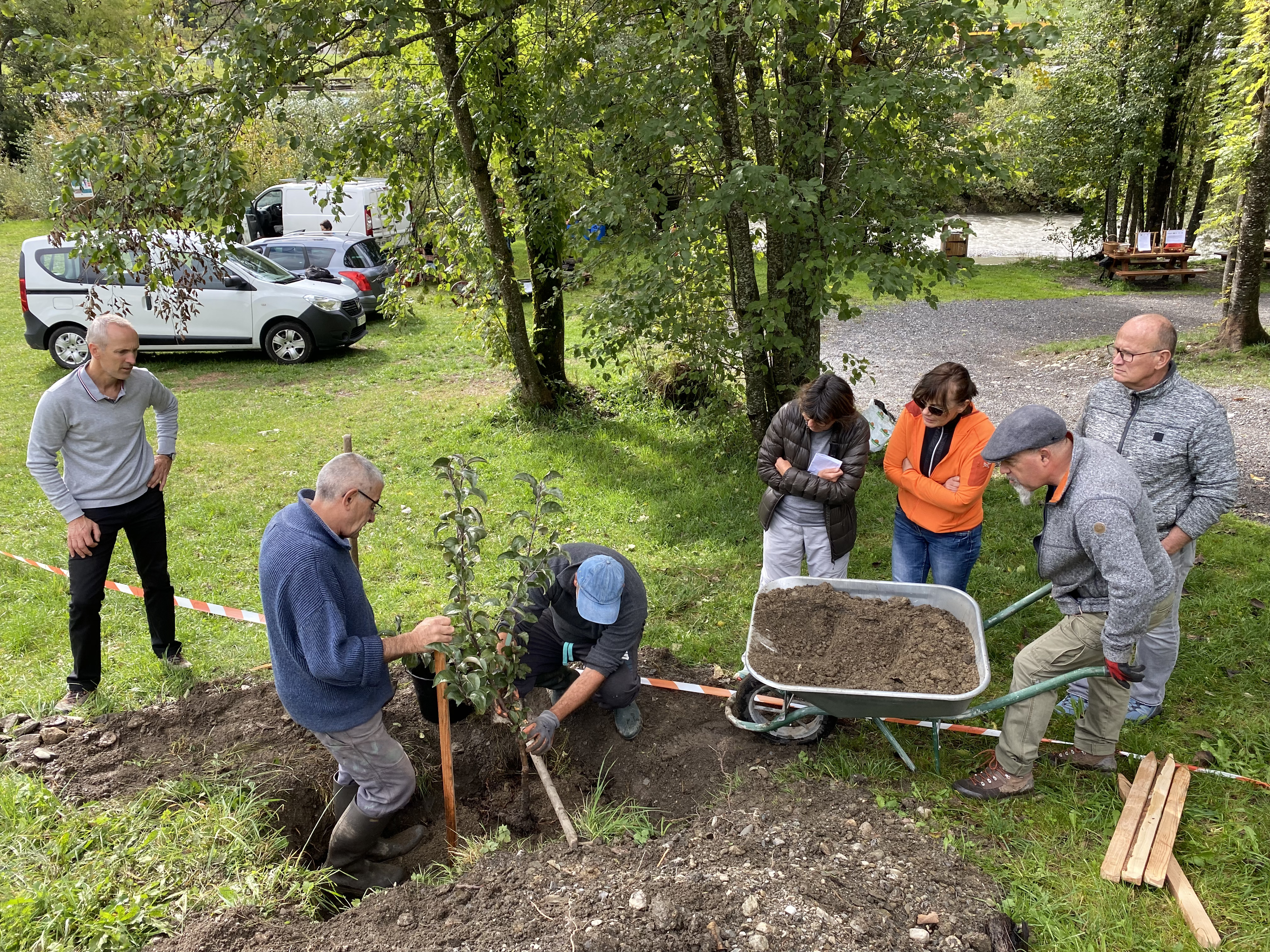 Fête du Verger : plantation d'une essence locale - Yann Jaccaz