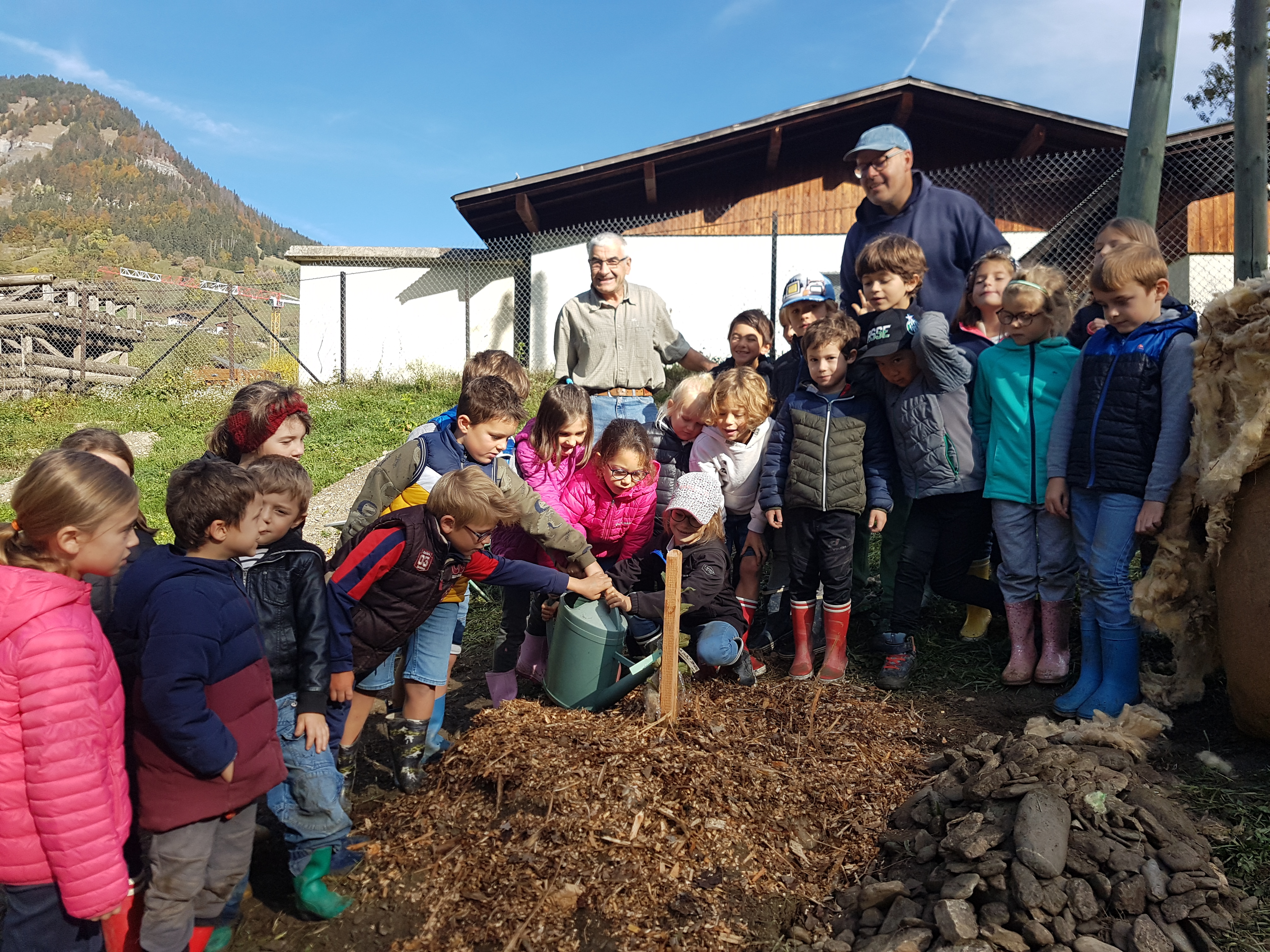 Plantation d'arbres fruitiers en contrebas du verger communal, avec les élèves de l'école des Éterlous - Marie-Anaïs Lien