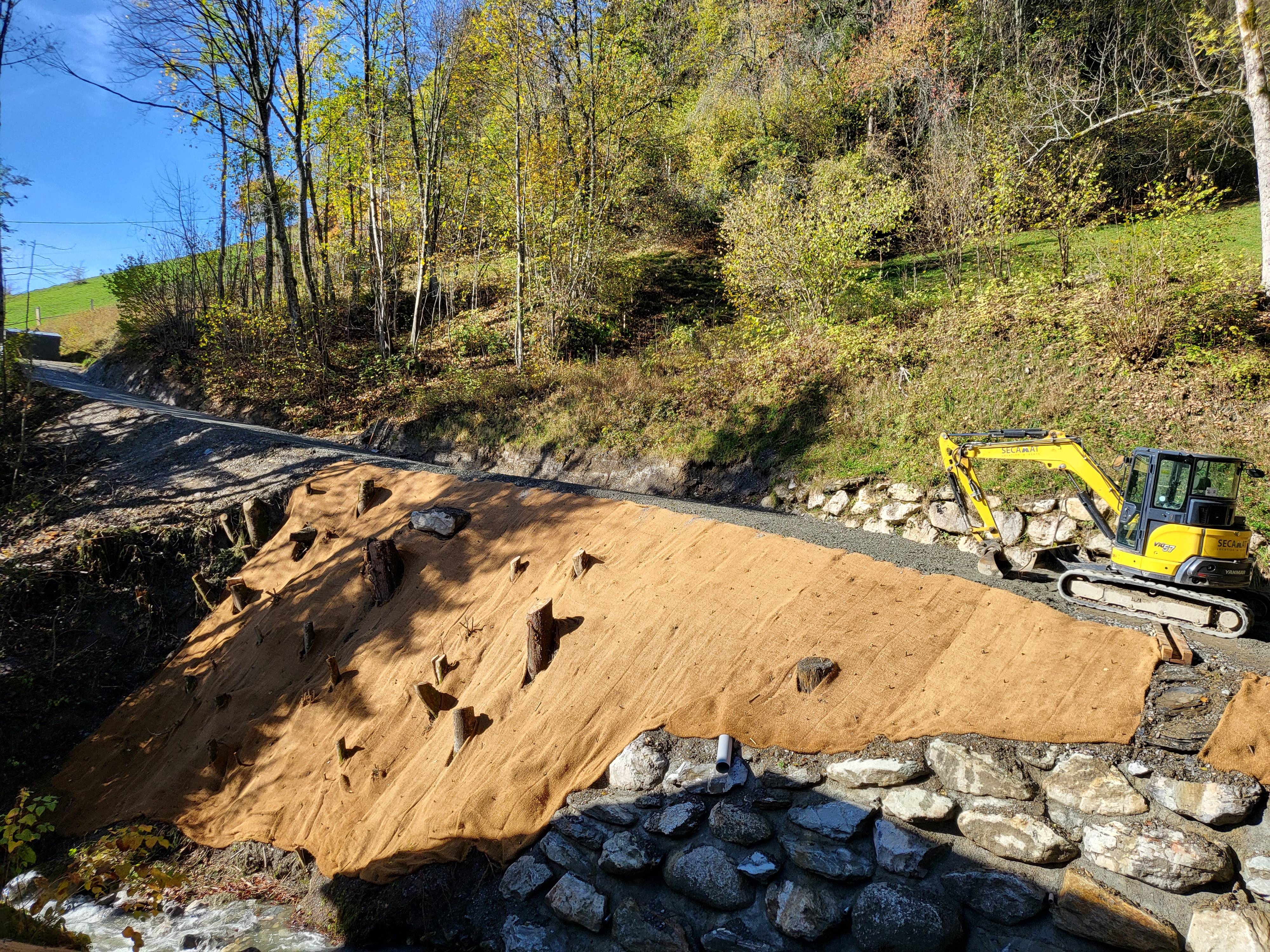 État des berges au niveau du pont de la Crusaz après les travaux de plantation © Pierre Bessy