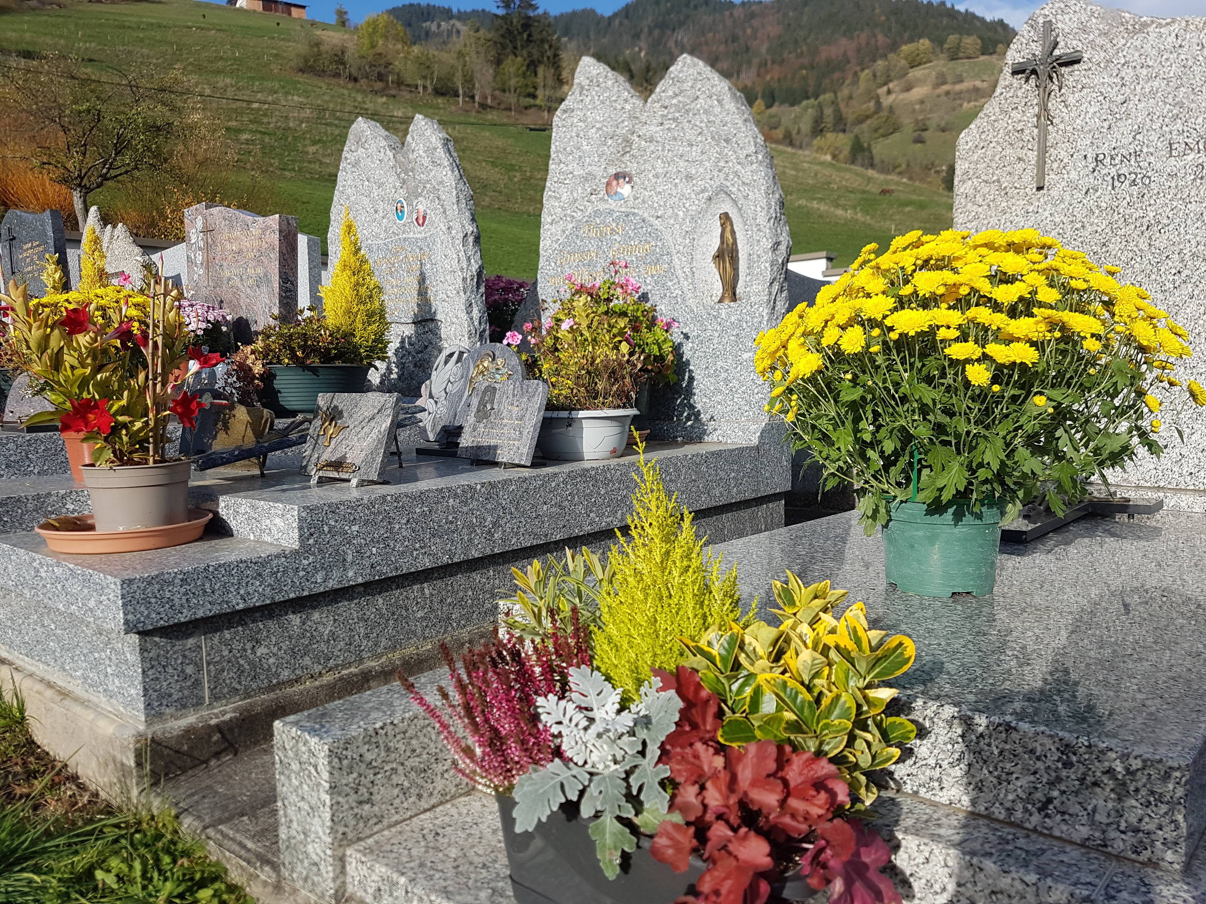 Cimetière de Praz-sur-Arly avant la Toussaint, le 28 octobre 2022 - Marie-Anaïs Lien