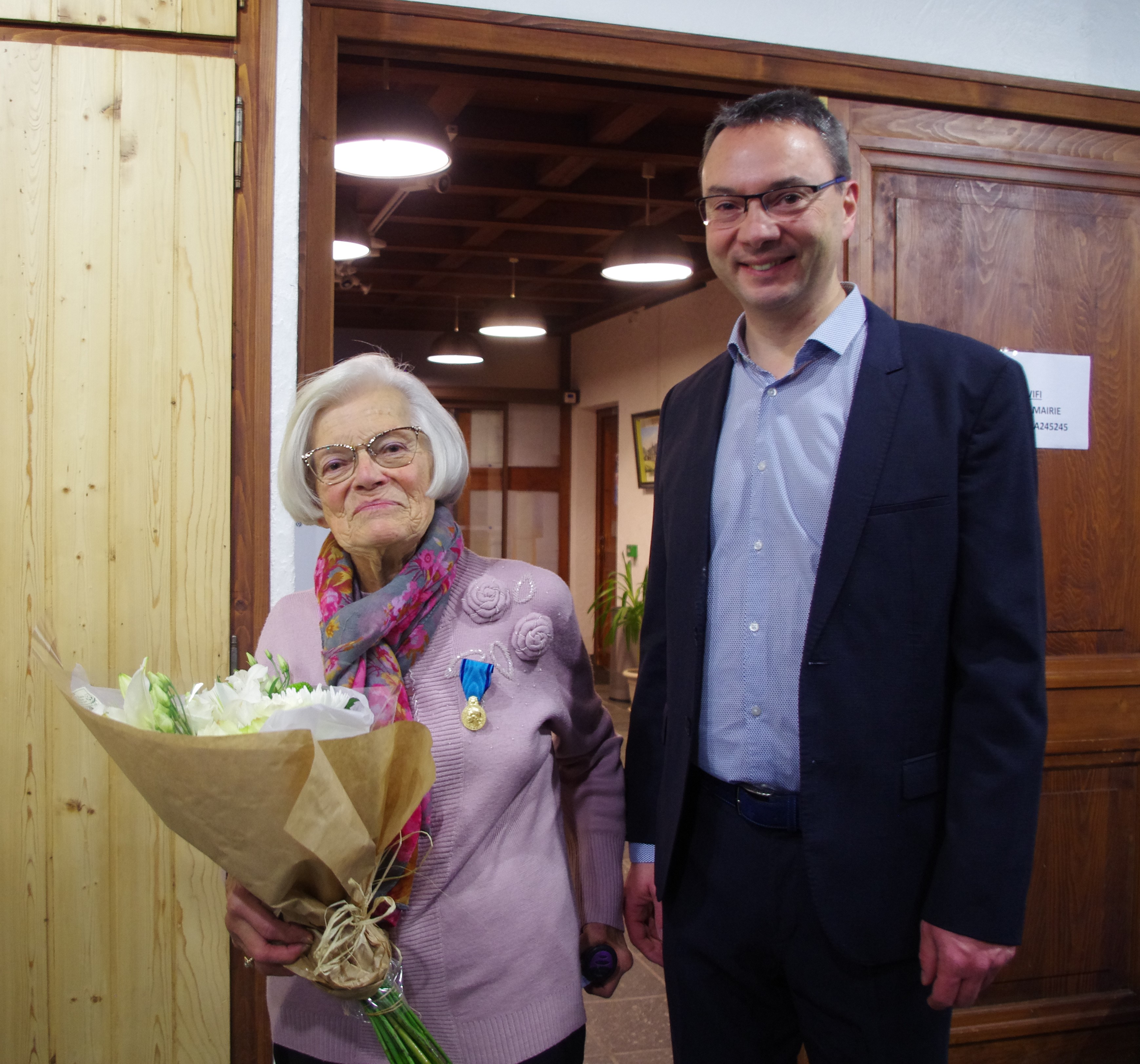 Odette Joguet décorée par le maire, Yann Jaccaz, Maire de Praz-sur-Arly - Sylvie Bessy