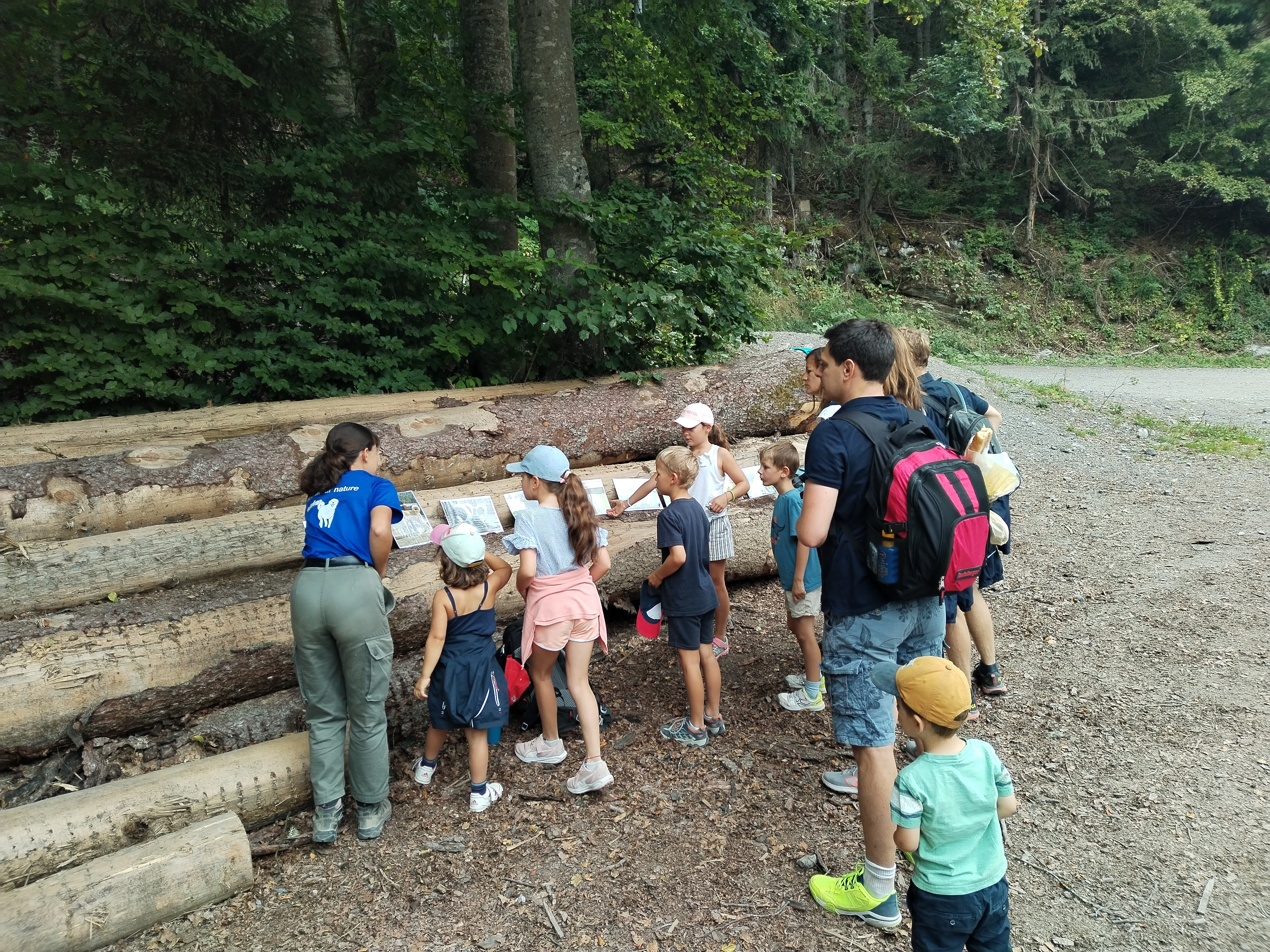 Durant l'été 2023, des médiateurs de la CCPMB ont sensibilisé des usagers à la cohabitation des alpages avec les activités touristiques... - CCPMB