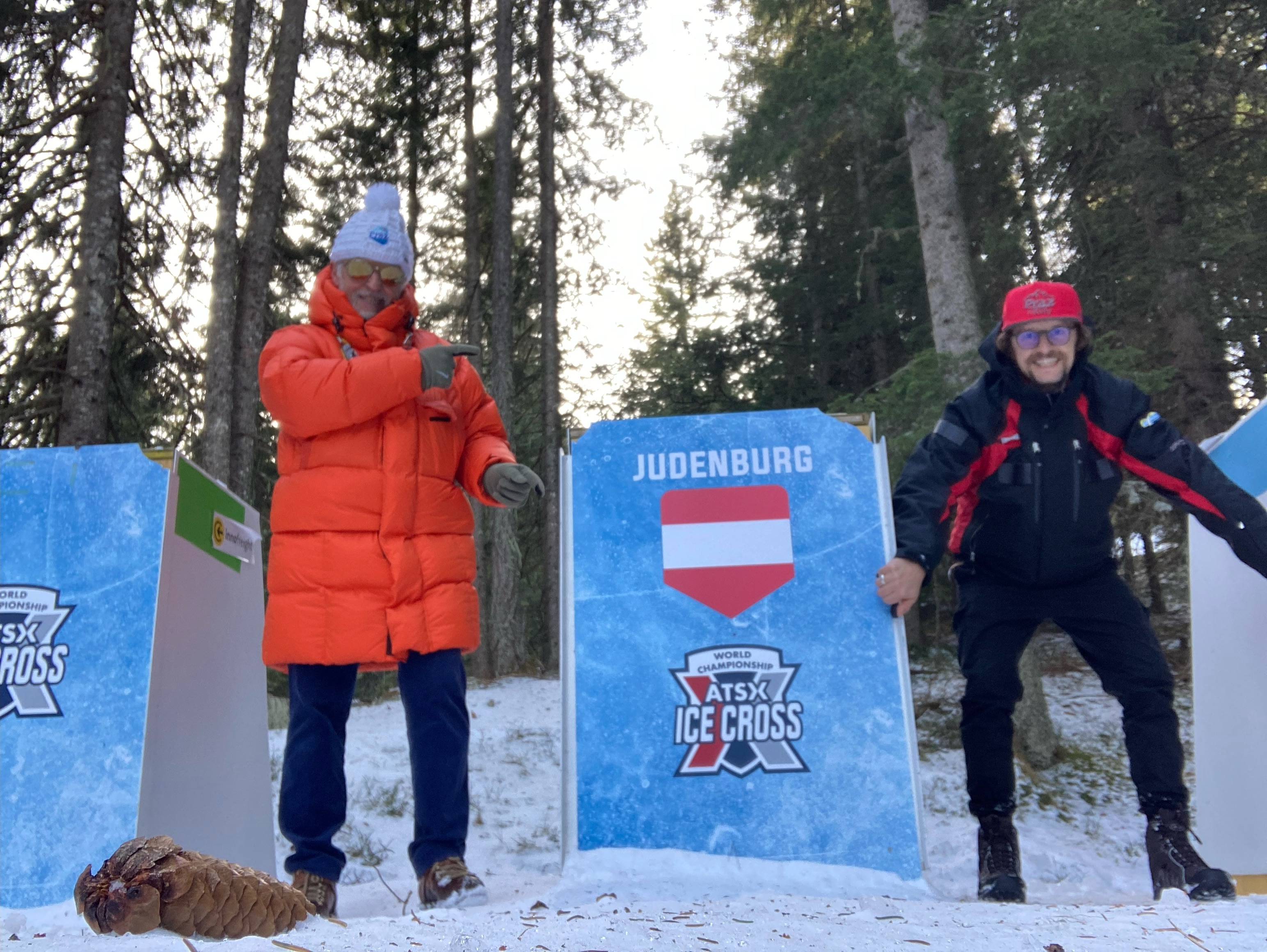 Arrivée d’Antonin Chiberches (à droite) à Judenburg le mardi 10 janvier 2023, en fin d’après-midi, accompagné de son père, Vincent