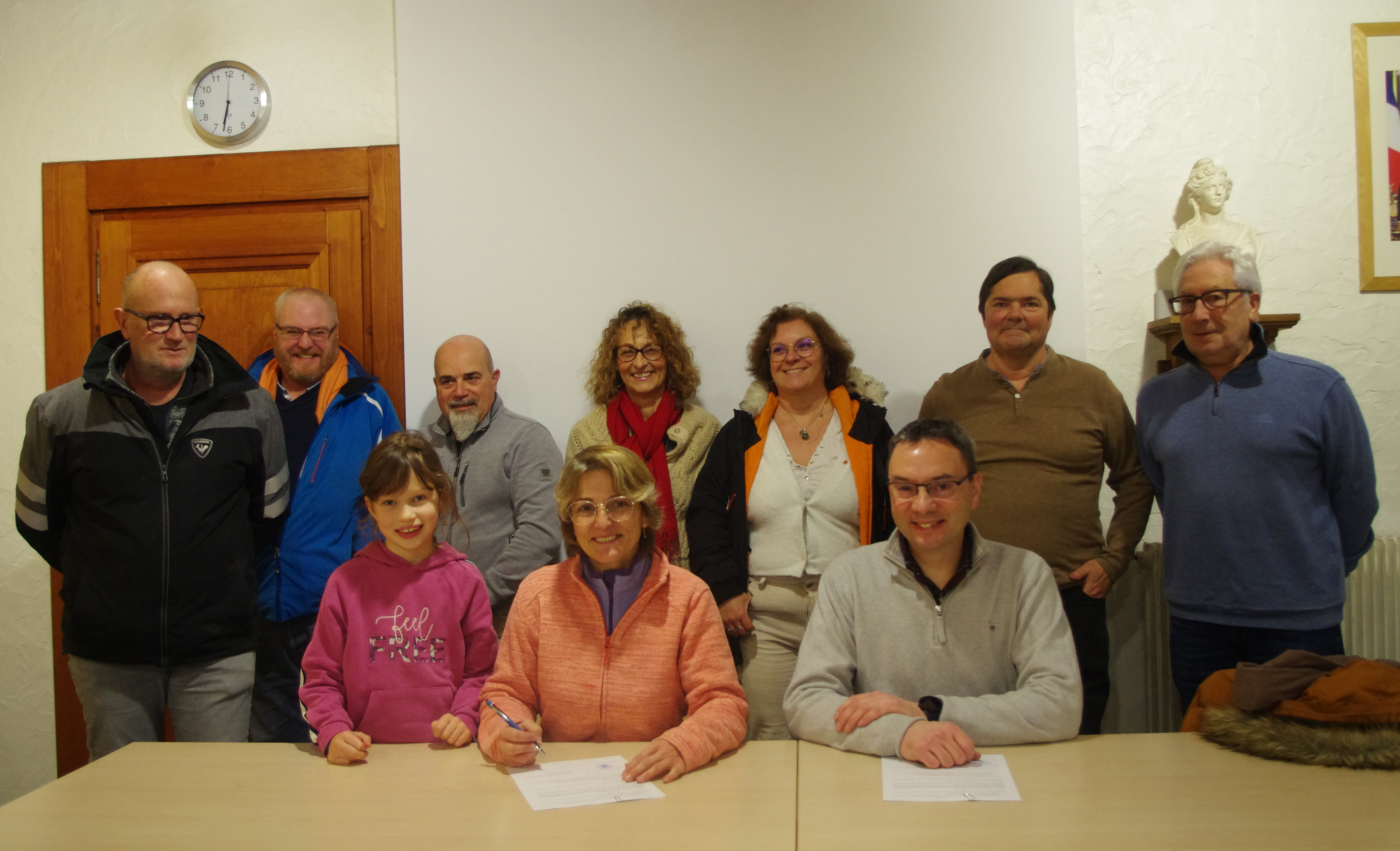 Signature de la convention par le maire, Yann Jaccaz, et la présidente des Jardins de Pratz, Valérie Périnet, en présence des élus Pierre Bessy, Ghislaine Gachet-Ponnaz, Stéphane Graff et Alain Quinet, et d’adhérents de l’association, en mairie, le lundi 16 janvier 2023 © Sylvie Bessy