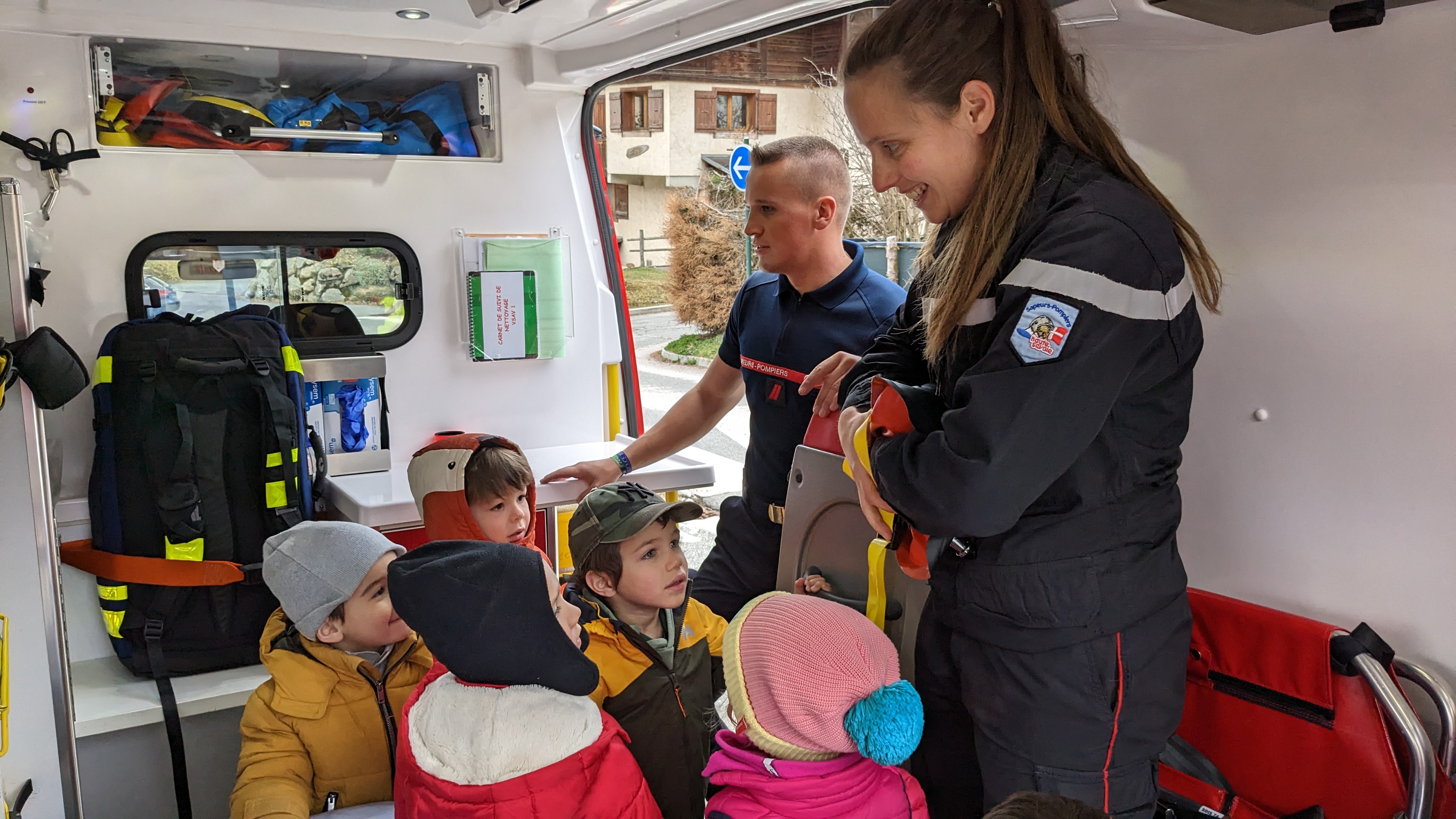 Pose fictive d’une attelle dans un VSAV - Marie-Anaïs Lien