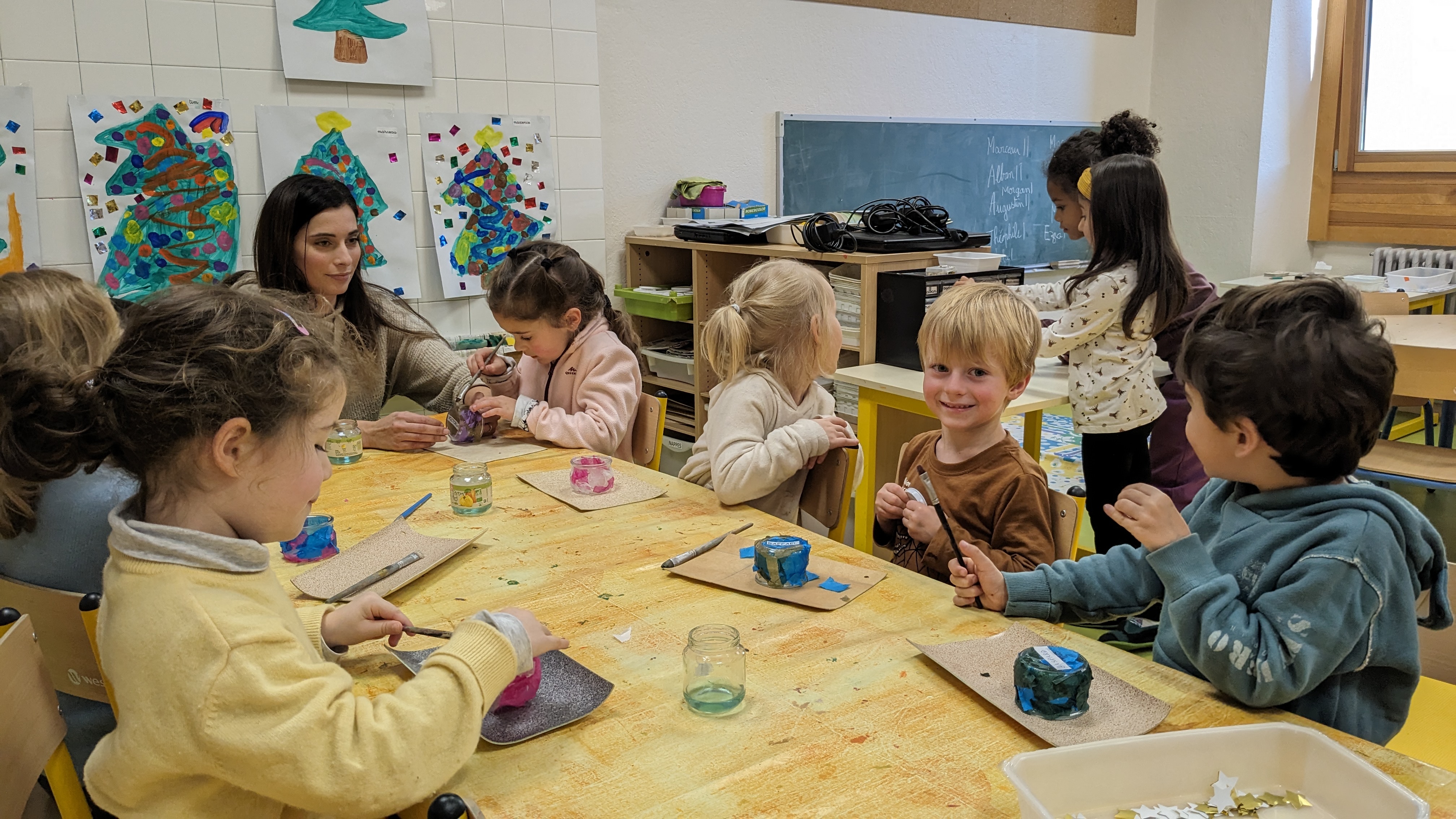 Confection de pots à bougie dans la classe des MS/GS à l'école Saint-Joseph de Praz-sur-Arly, le 15 décembre 2023 - Marie-Anaïs Lien