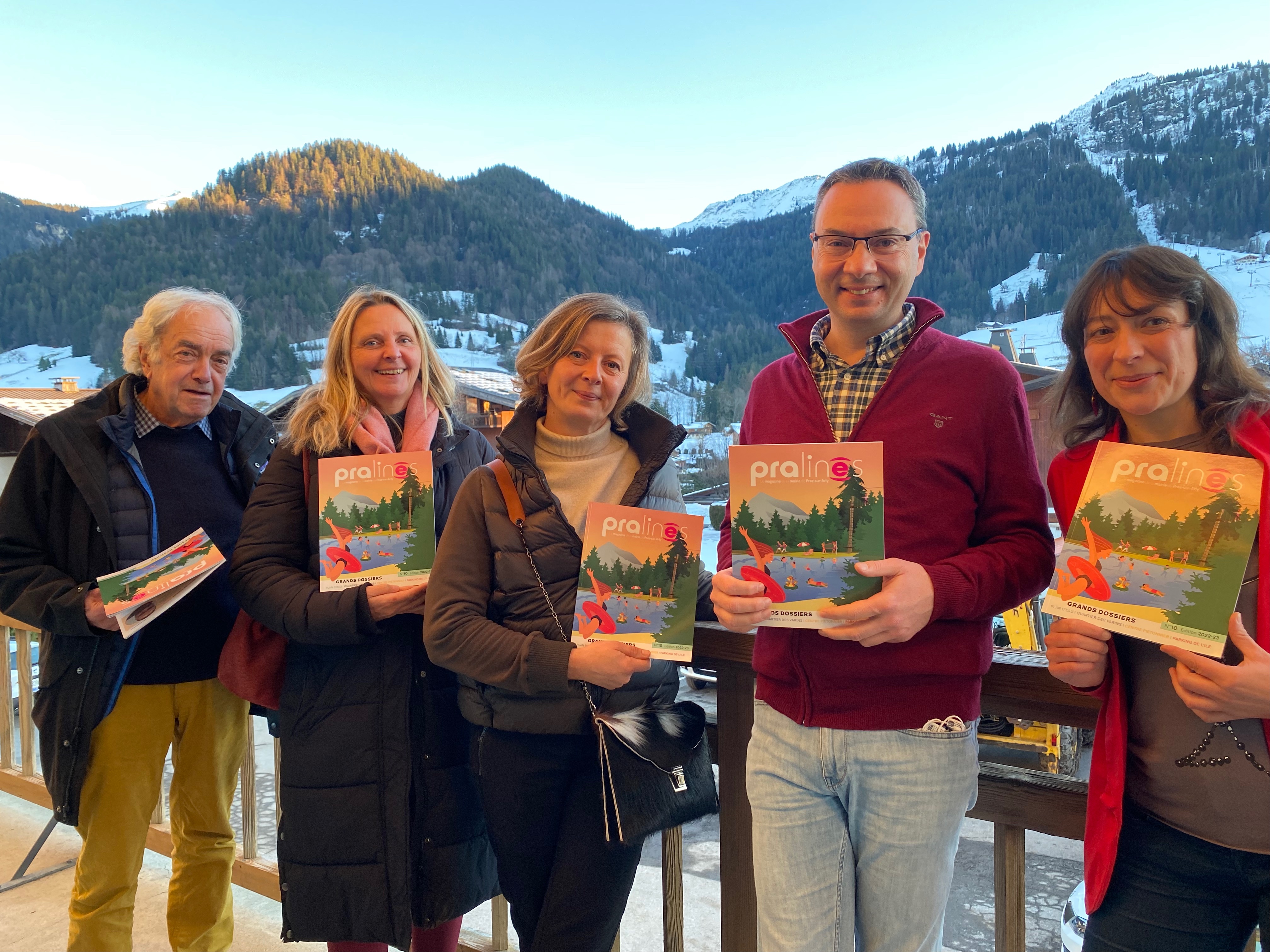 Équipes de maquettage (à gauche) et de rédaction (à droite) à la mairie de Praz-sur-Arly - David Morineau