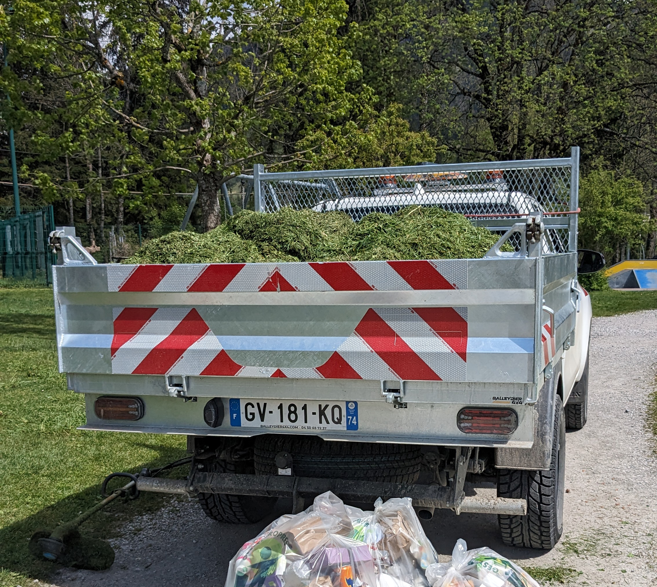 Tonte de pelouse à l'aire de jeux des Belles - Marie-Anaïs Lien