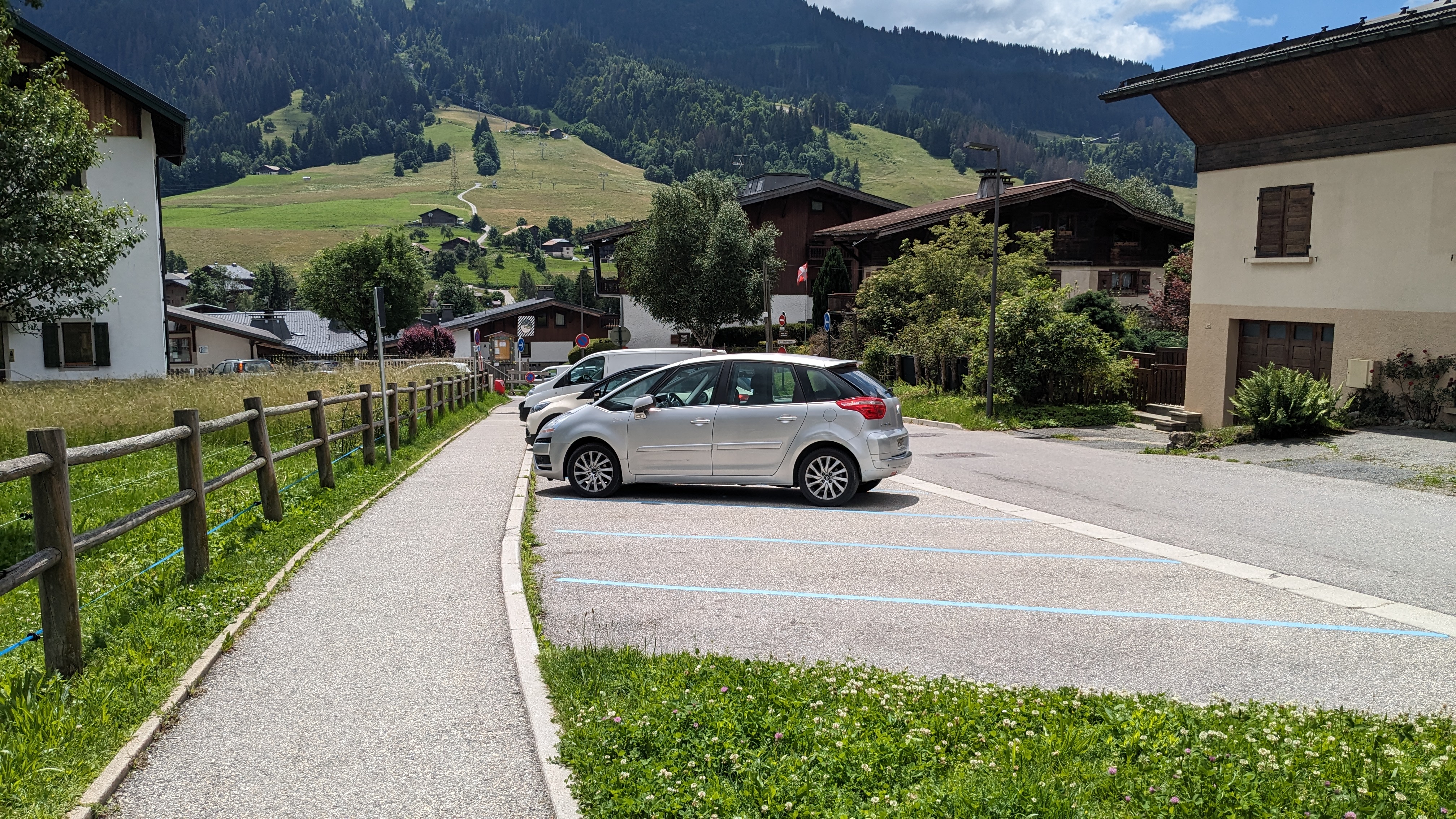 Zone bleue située entre la RD1212 et l'école maternelle Saint-Joseph de Praz-sur-Arly - Marie-Anaïs Lien