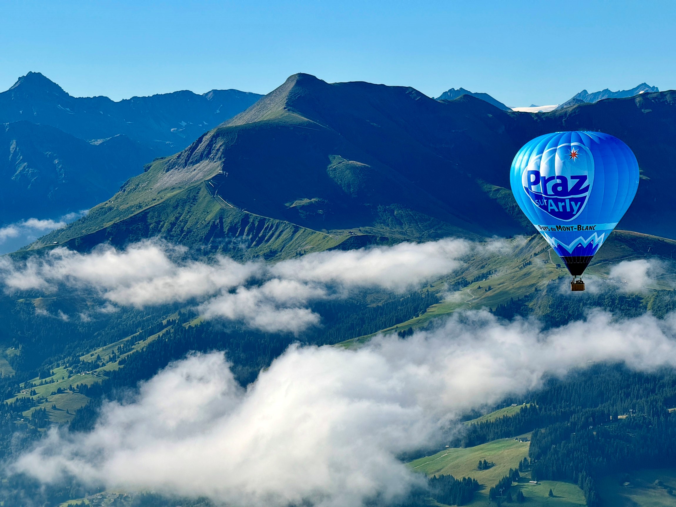 Alpes Montgolfière : nouveau ballon estampillé Praz-sur-Arly - Alpes Montgolfière