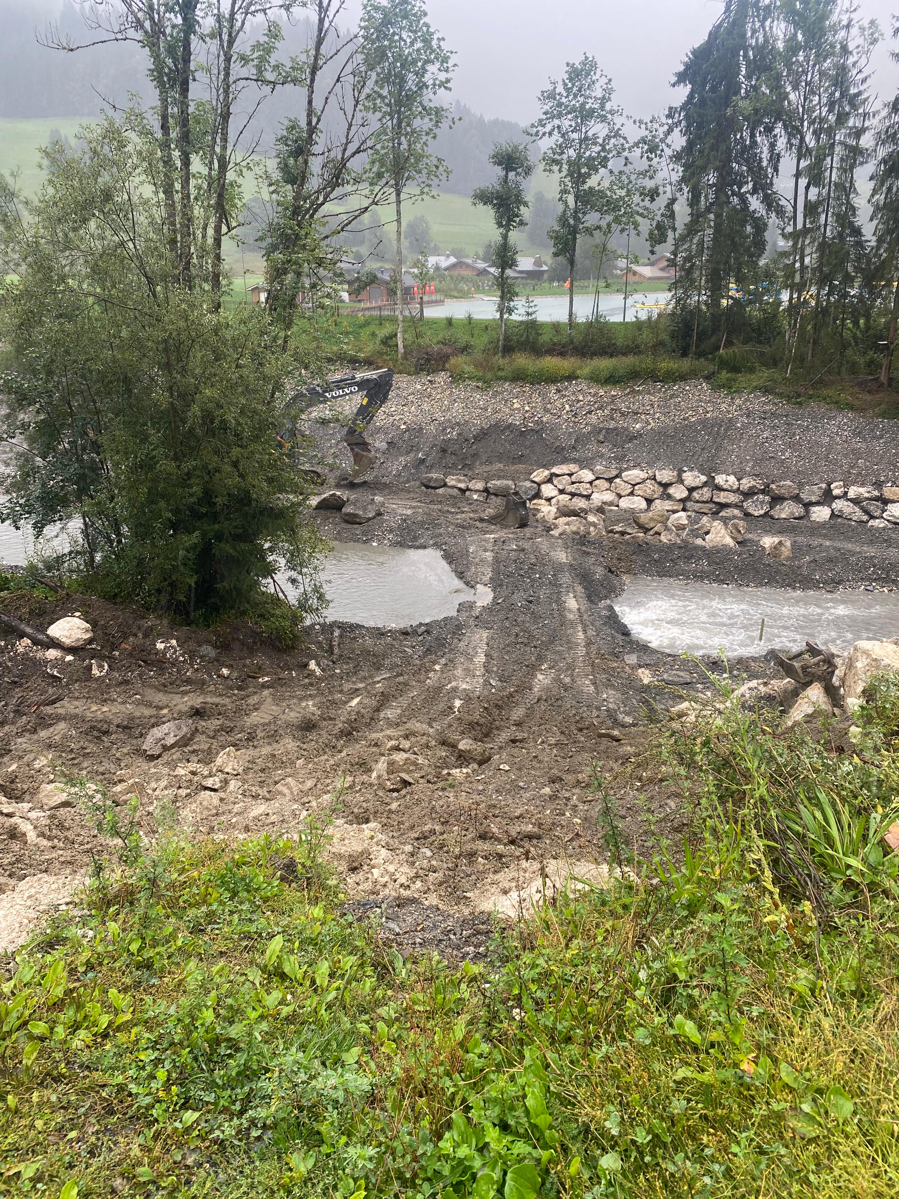 Confortement d'une berge de l'Arly en amont du lac, vu depuis Intermarché, le 9 septembre 2024 - Jean-Damien Berton
