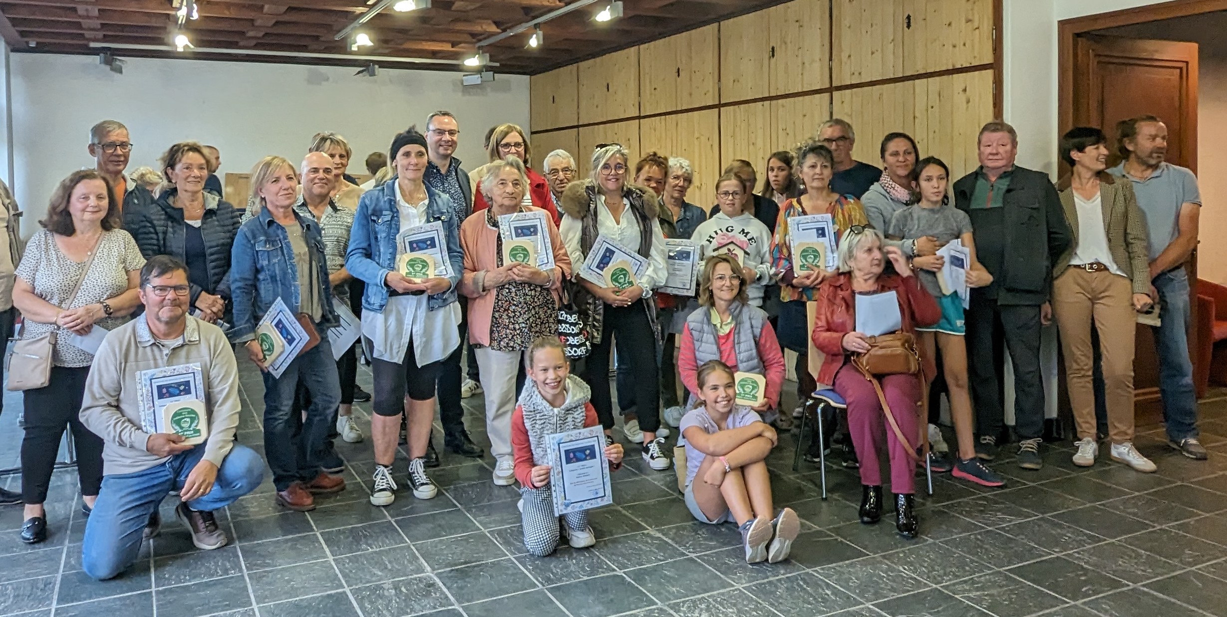 Concours des maisons fleuries 2024 : ensemble des élus, membres du jury et candidats présents à la remise des prix le 19/09/2024 - Marie-Anaïs Lien