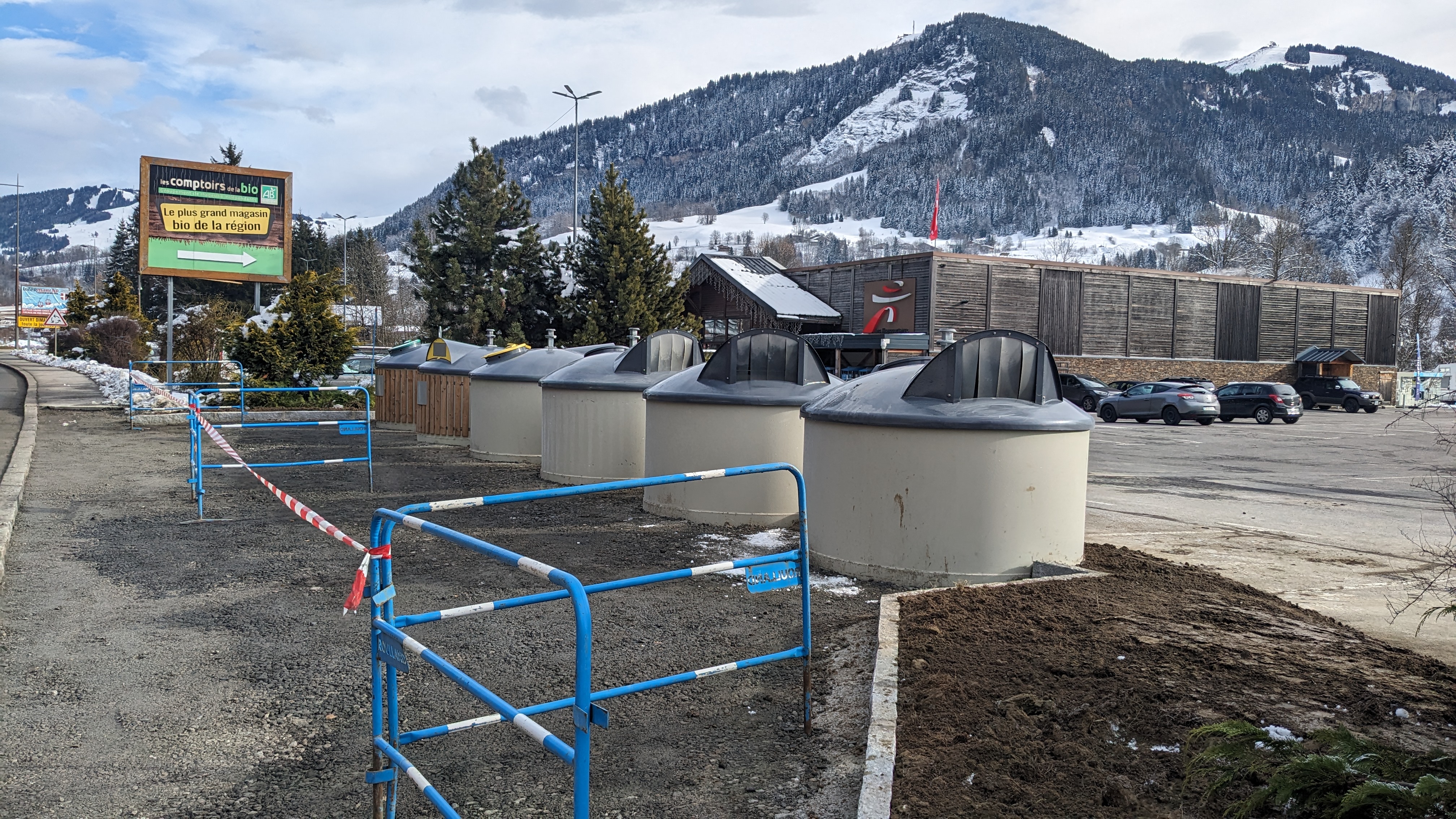 Point d'apport volontaire de déchets près d'Intermarché - Marie-Anaïs Lien