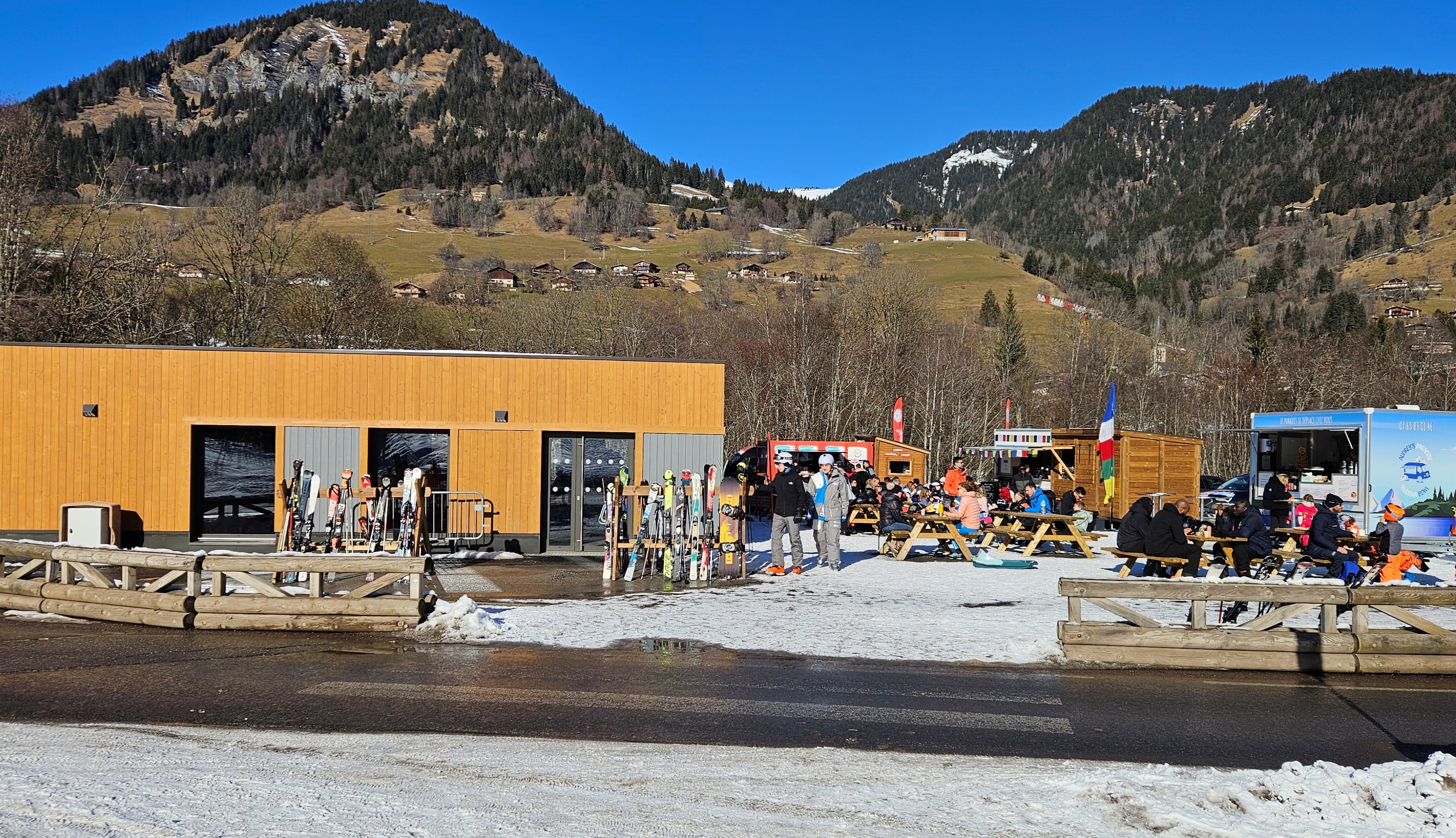 Salle de la Rosière, food trucks et racks à skis photographiés le 18/01/2025 - David Morineau