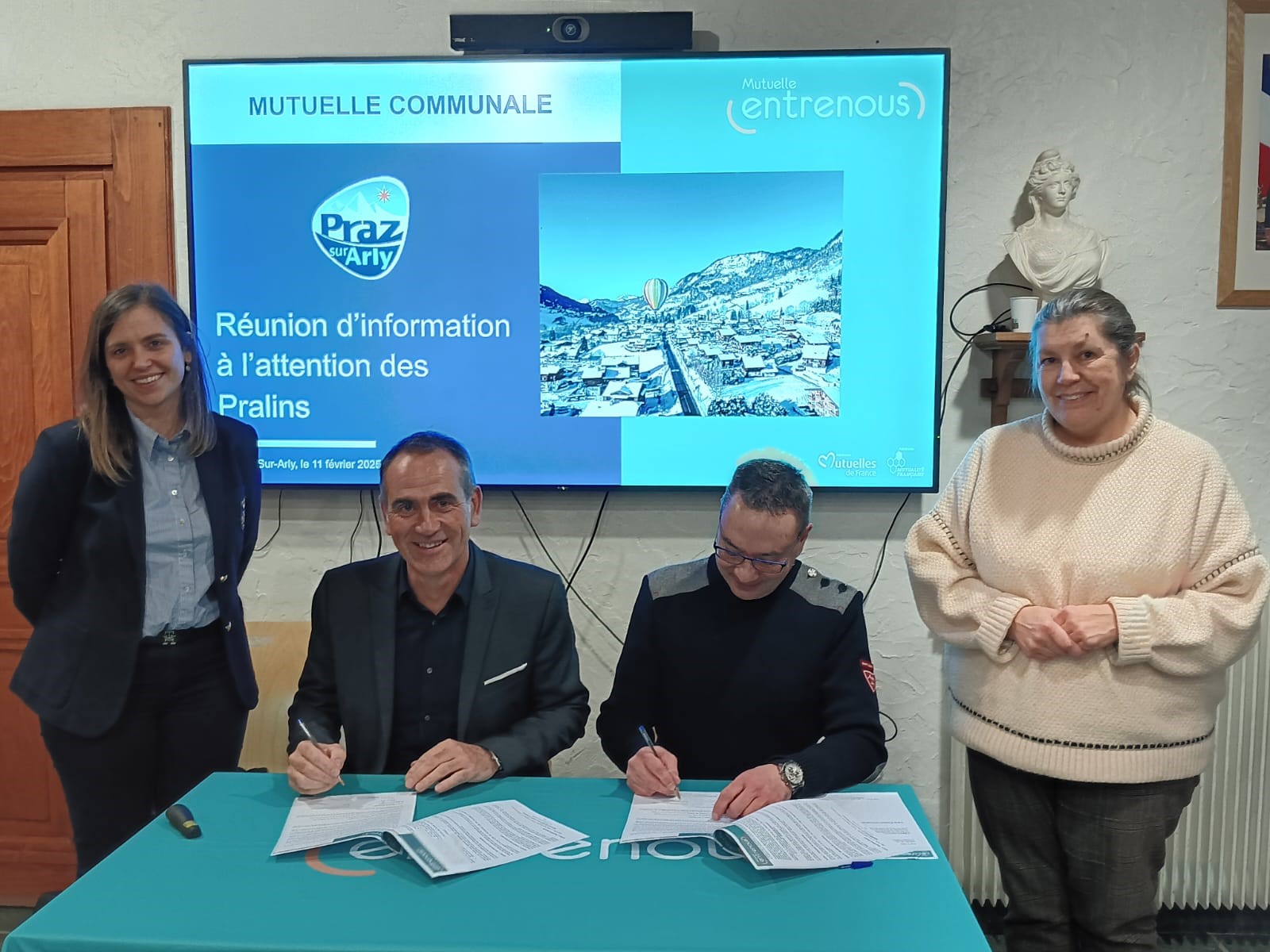 Le maire, Yann Jaccaz, et la conseillère municipale, Sophie Juelle, aux côtés de Hervé Wery, directeur général de la Mutuelle Entrenous, et Alicia Carpentier, responsable du réseau de la mutuelle. - Mutuelle Entrenous