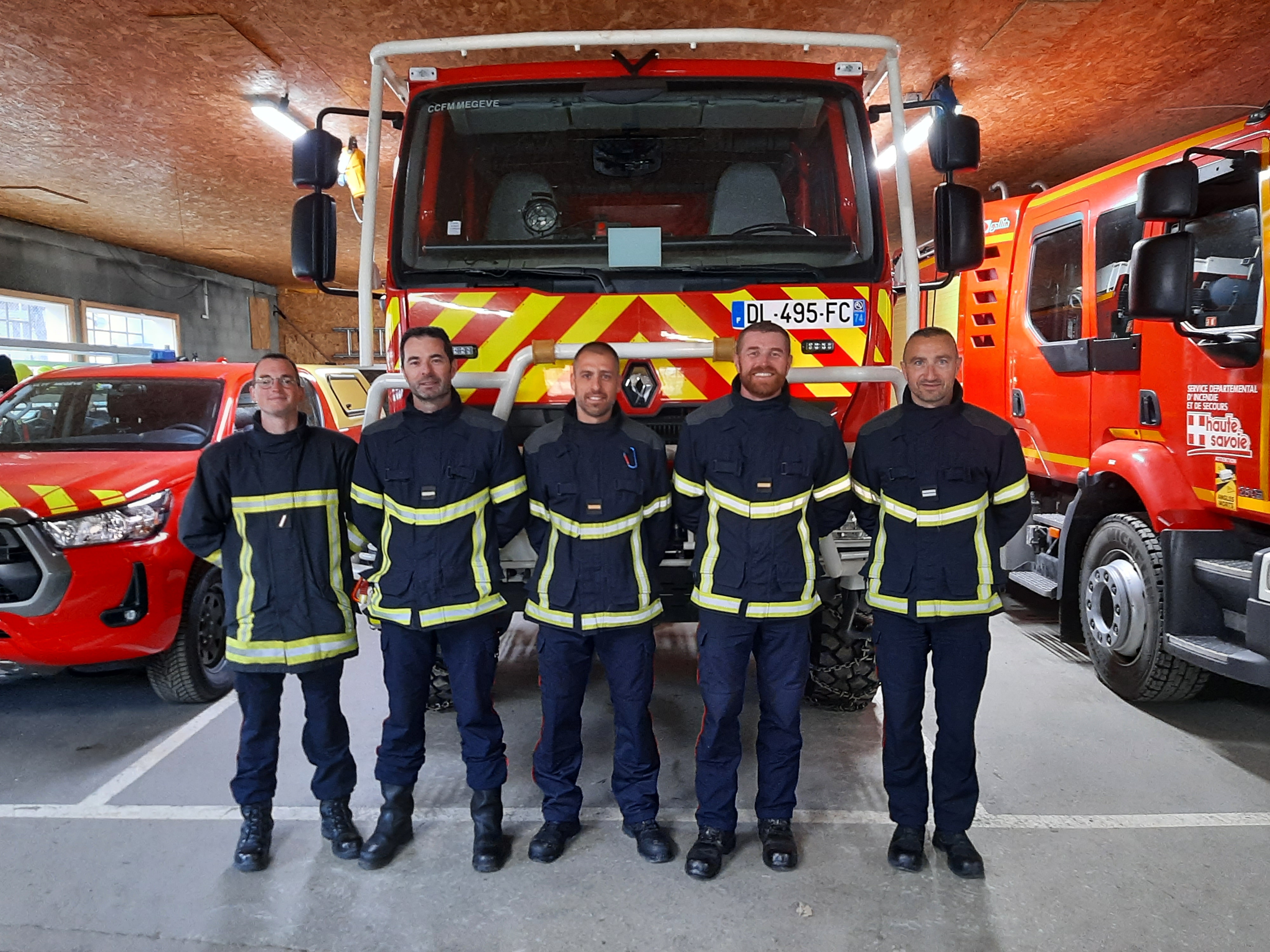 Les nouveaux sapeurs-pompiers professionnels de gauche à droite : le sergent Quentin Chantier, l'adjudant-chef Xavier Reix, les adjudants Romain Gilles et Frédéric Frosio, et le lieutenant Laurent Cuvellier. Absent : l'adjudant-chef Nicolas Makiello - SDIS 74