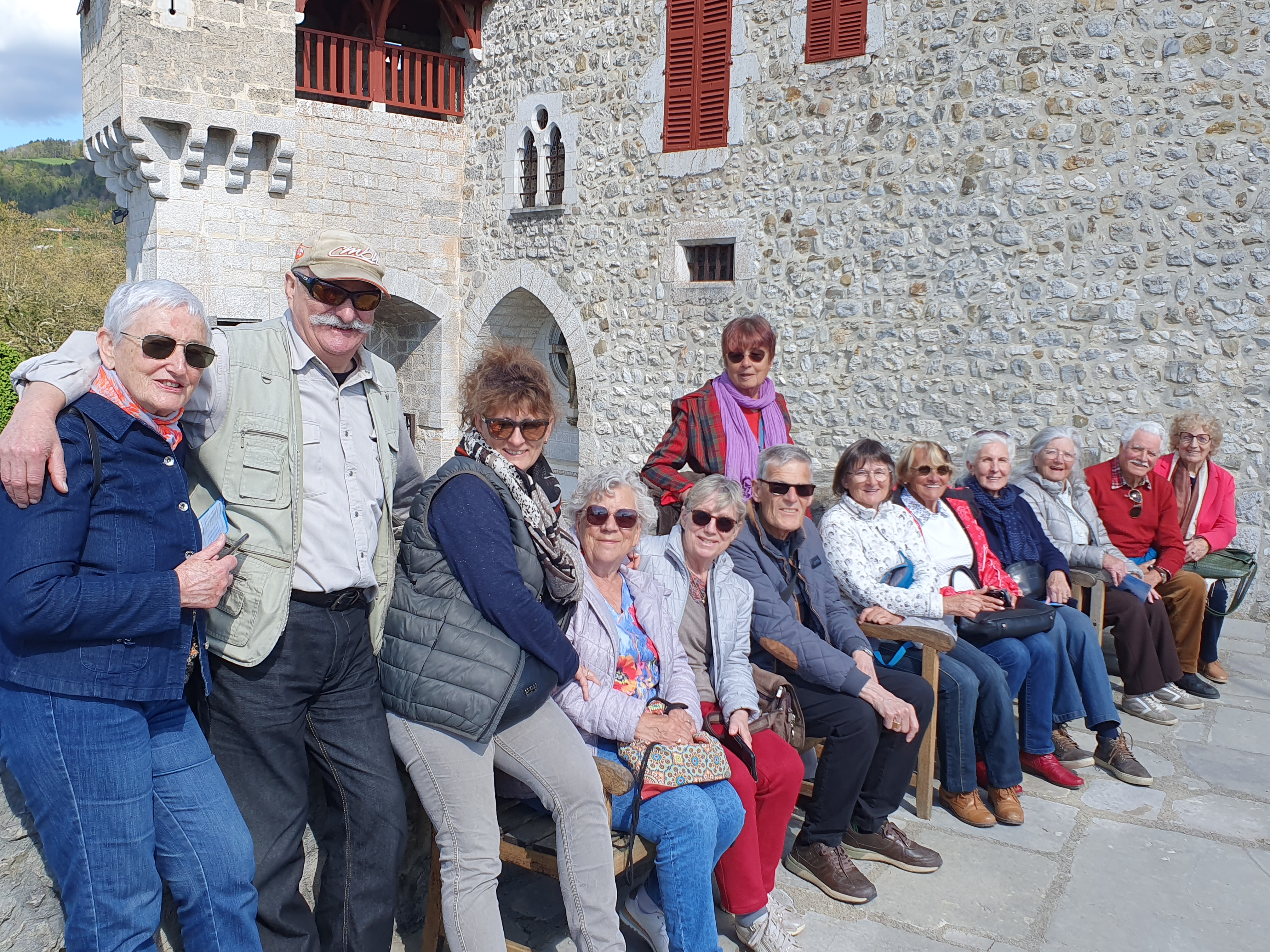 BVEP propose des visites (comme ici, au CEn plus de résoudre vos problèmes d'informatique et administratifs, BVEP vous propose des sorties sympas et conviviales dans des lieux comme le Château de Menthon-Saint-Bernard. - Inconnuhâteau de Menthon-Saint-Bernard), mais aussi un soutien face aux soucis d'informatique et administratifs. - Inconnu
