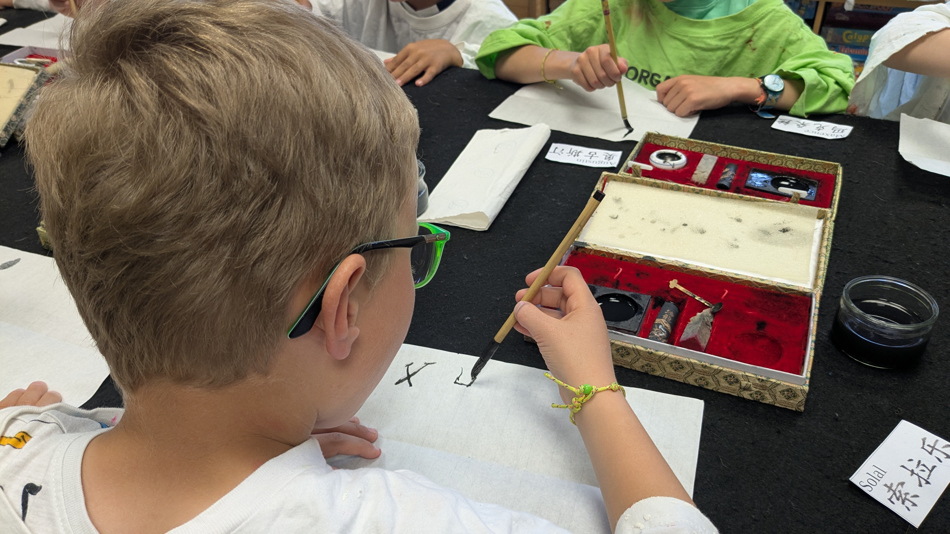 Atelier de calligraphie des élèves de l'école des Éterlous des 22 et 23/05/2025 - Marie-Anaïs Lien