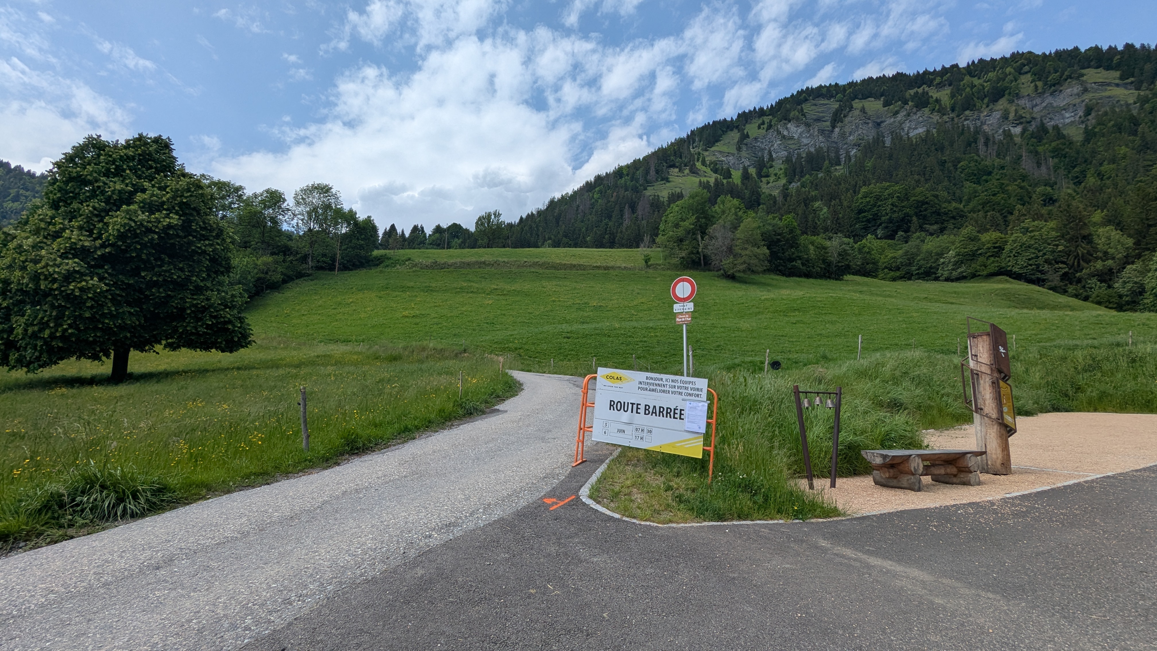 Chemin du Plan de l'Aar visible depuis le parking de la Tonnaz, avant les travaux de Colas - Marie-Anaïs Lien