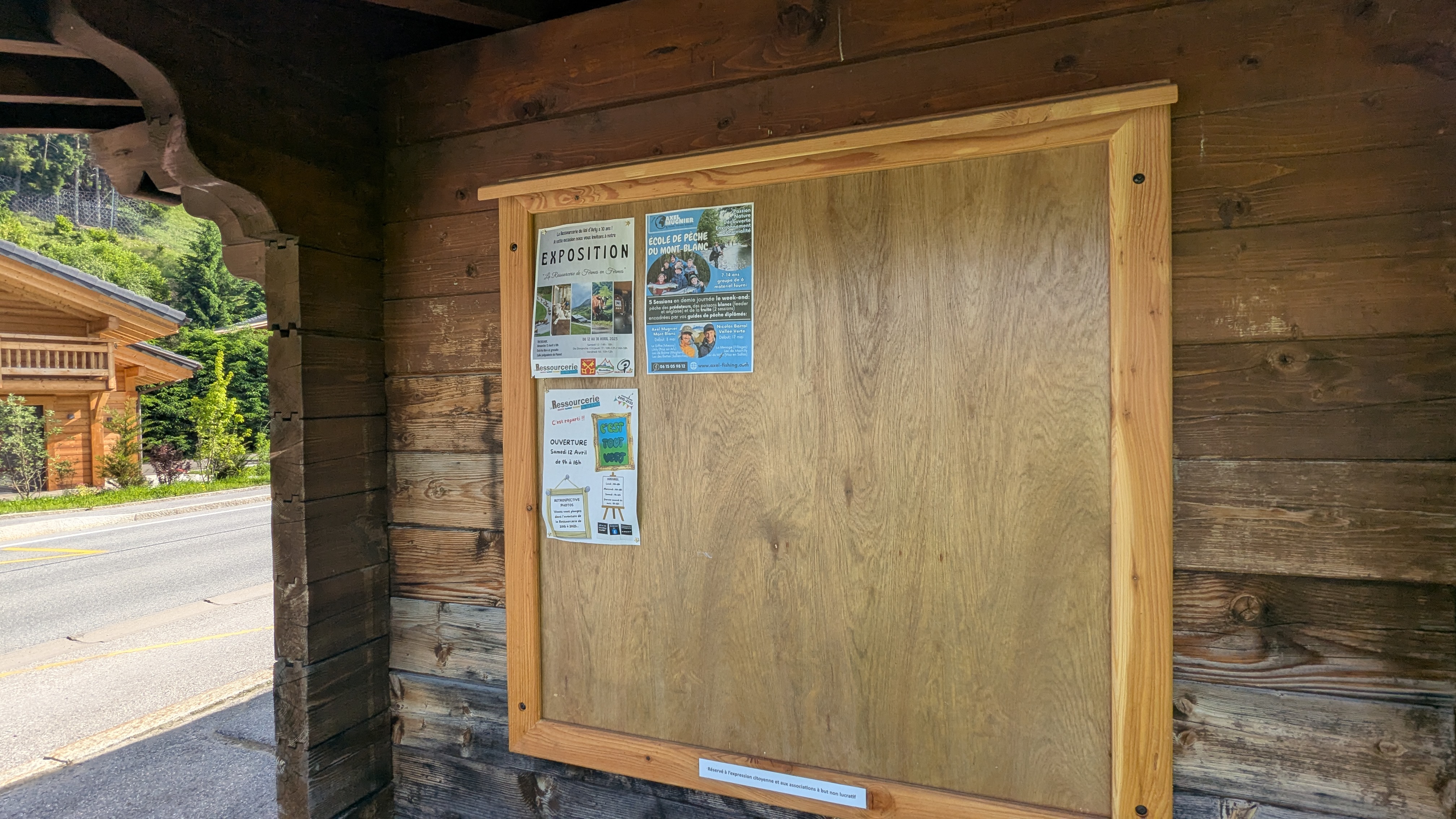 Panneau fixé à l'arrêt de bus des Belles - Marie-Anaïs Lien