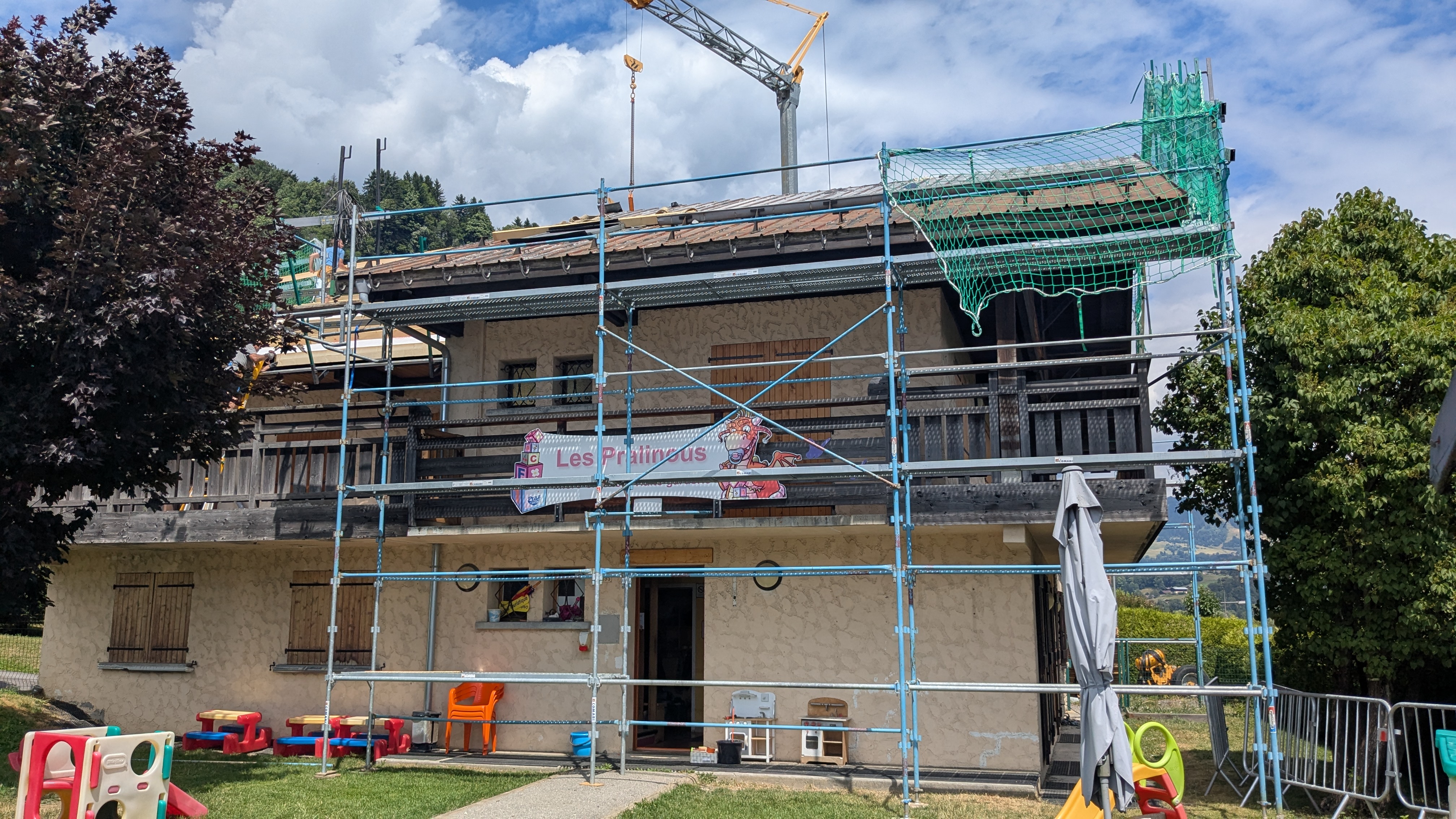 Toiture de la crèche en réfection le 15 juillet 2025 - Marie-Anaïs Lien
