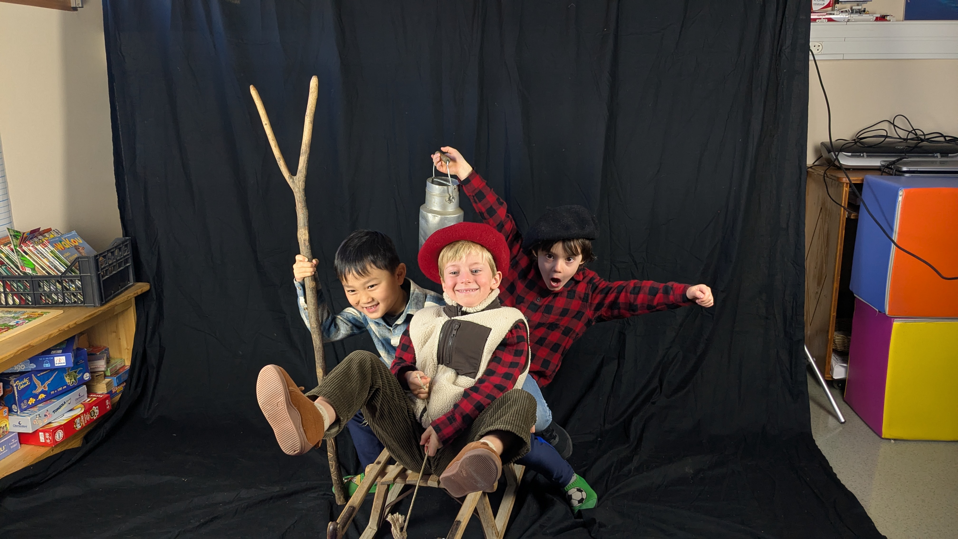 Avec les pot à lait, panier en osier, chemise à carreaux et autres accessoires, les élèves ont adoré représenter des scènes de l’époque de leurs grands-parents ! - Marie-Anaïs Lien