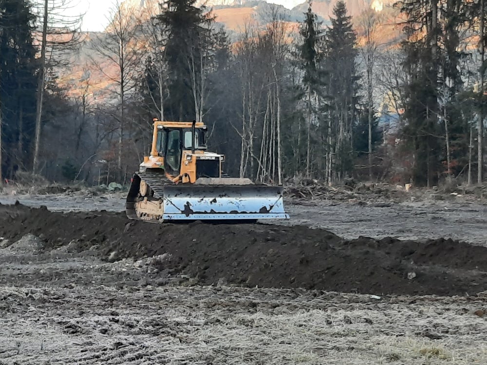 Un engin creuse pour faire le lac de Praz sur Arly