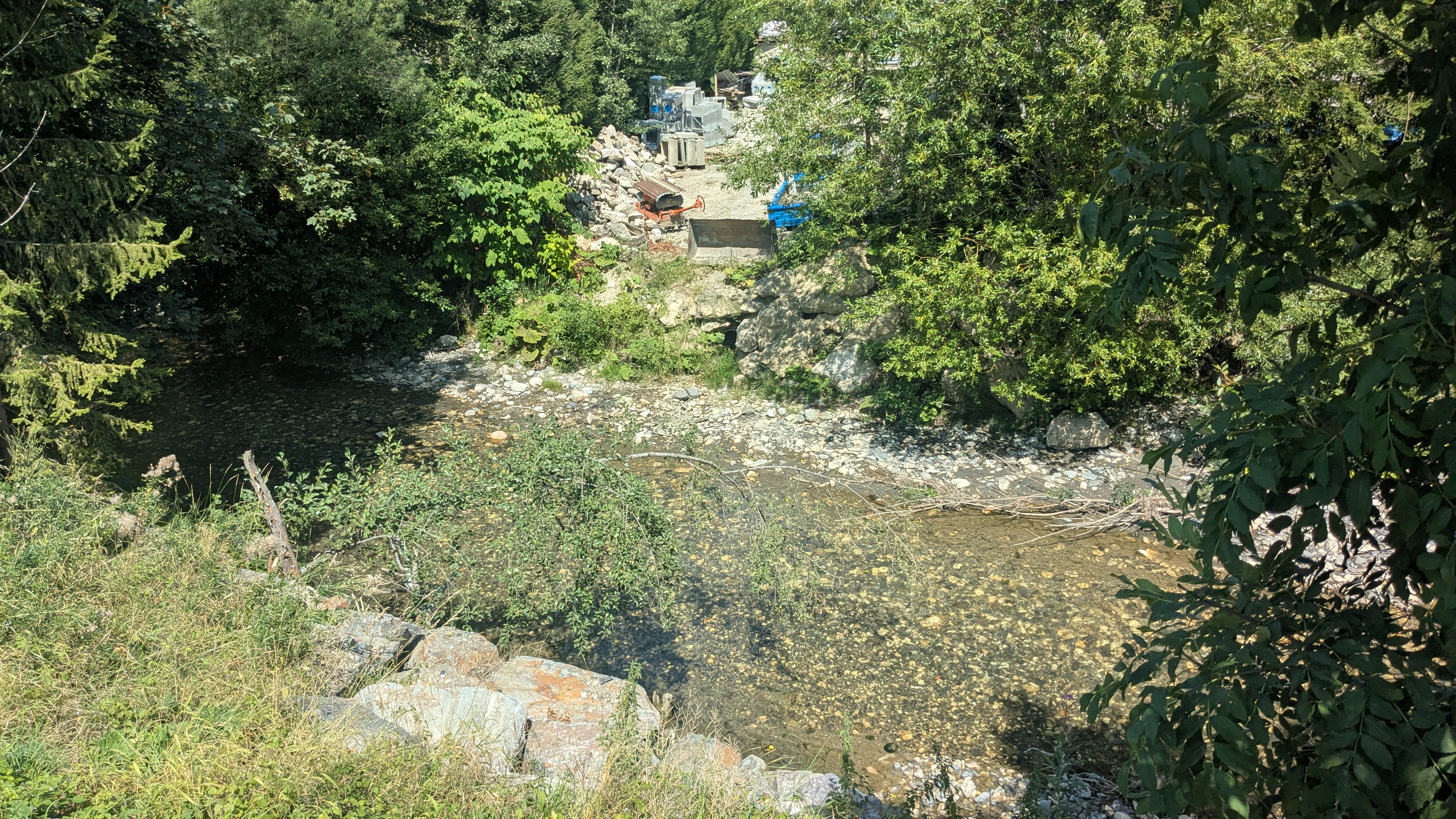 Enrochement provisoire en bas, Feige et Fils en haut - Marie-Anaïs Lien