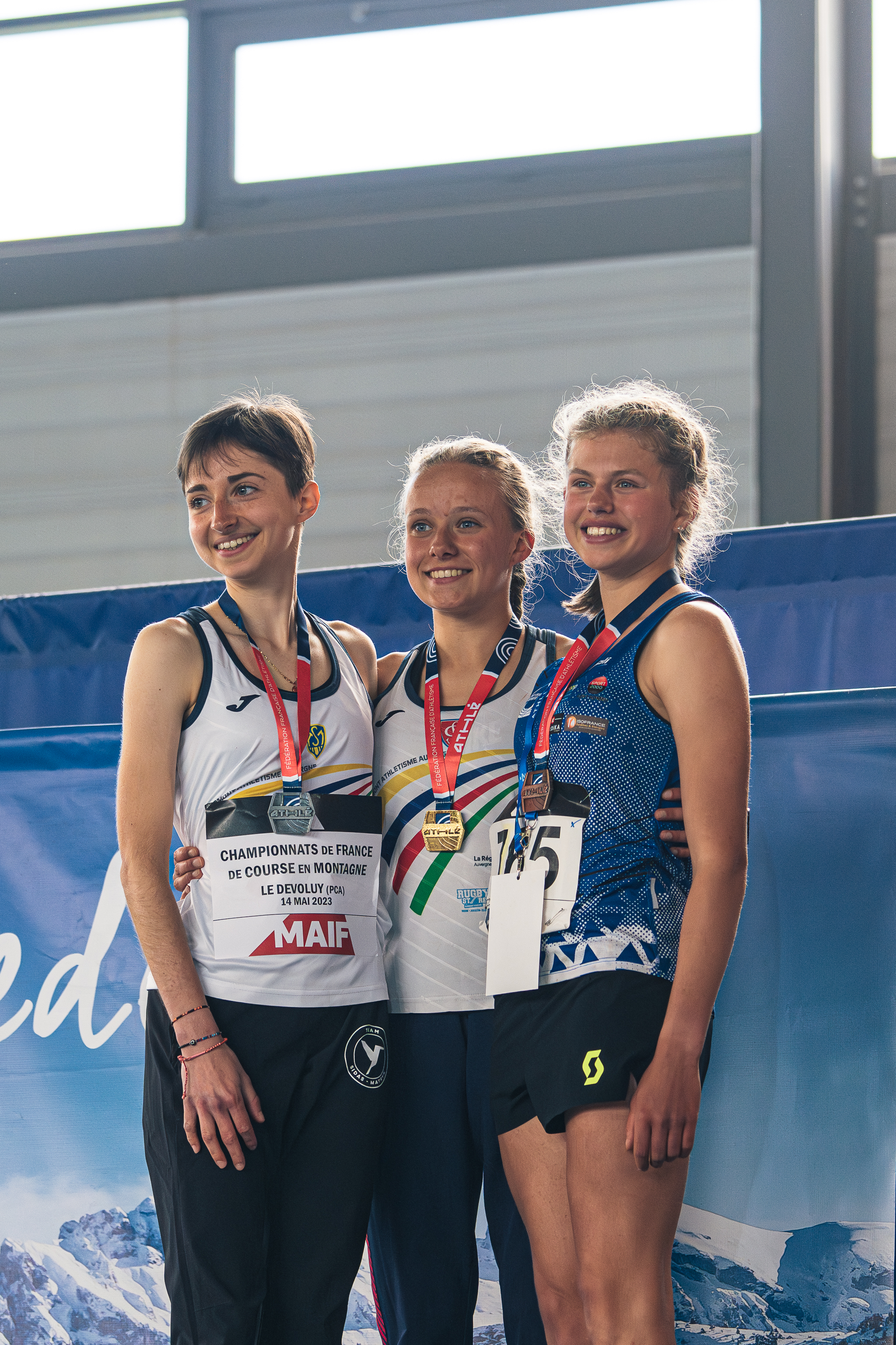 Lili Beck portant sa médaille © Noa BARRAU / SCOTT Sports