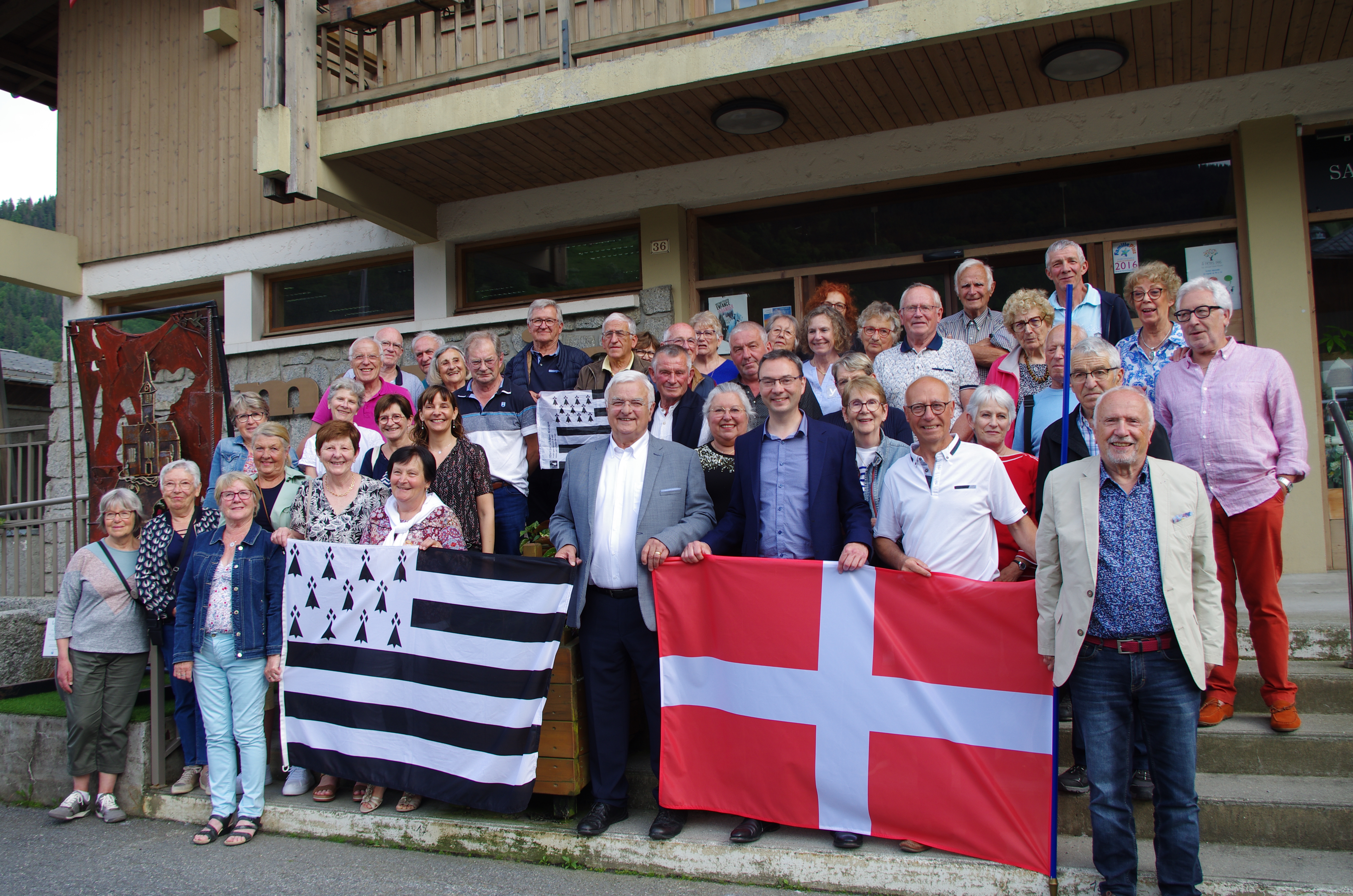 Le comité de jumelage Praz-sur-Arly/Roscoff devant la mairie de Praz, en juin 2023