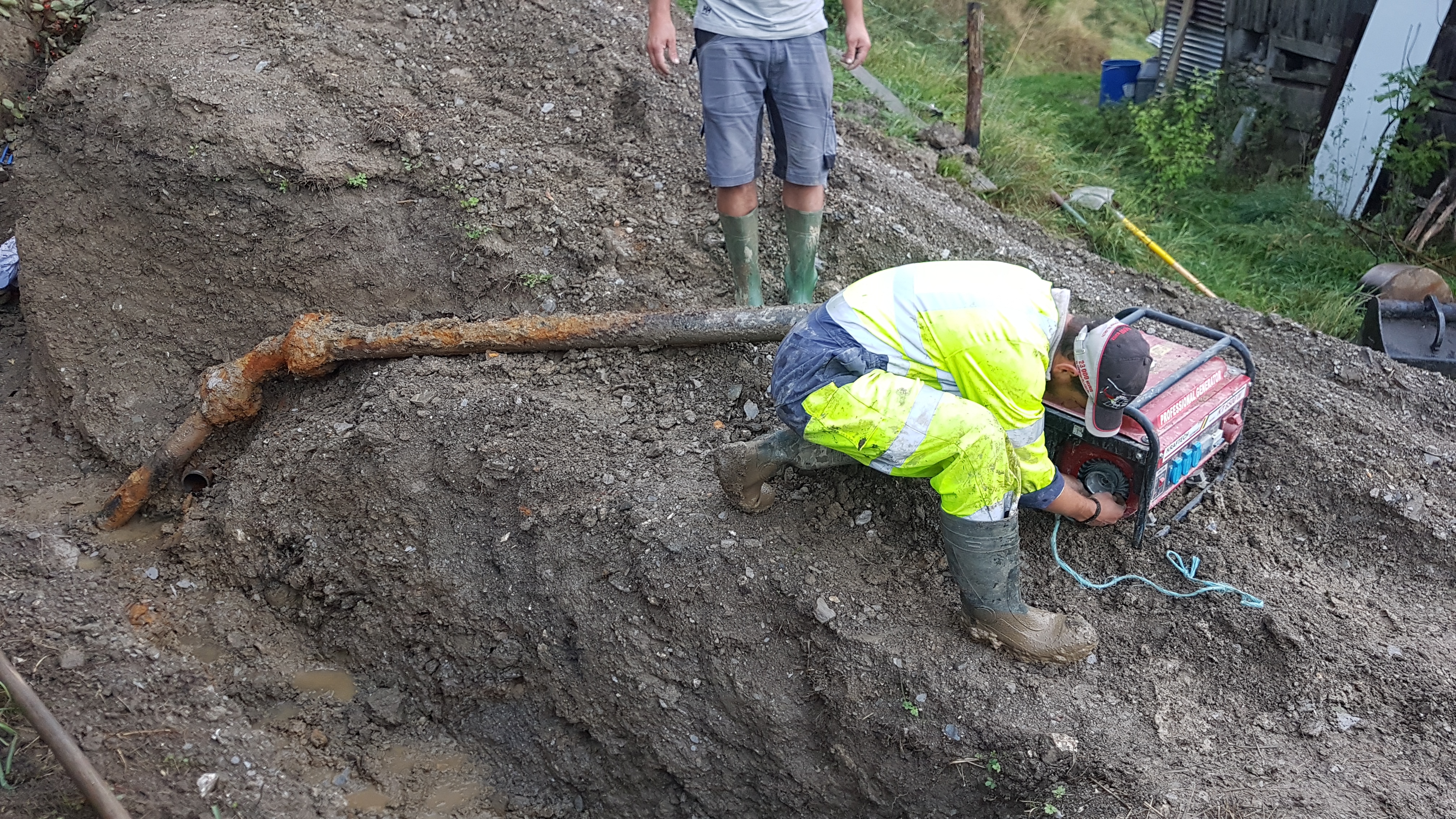 Nouvelle canalisation dans le hameau de Réon : démarrage du groupe électrogène