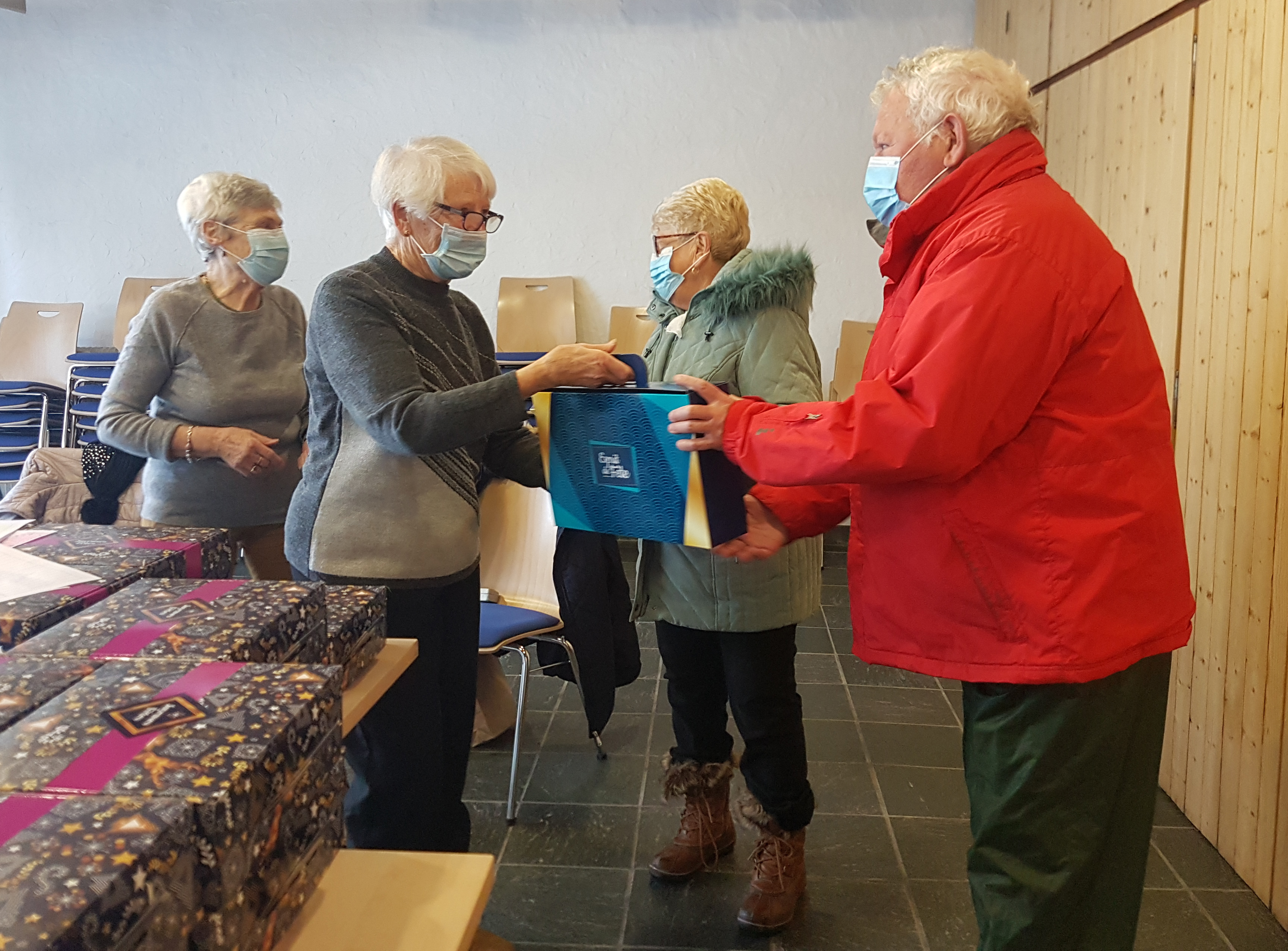 Remise des colis de Noël en main propre en 2021