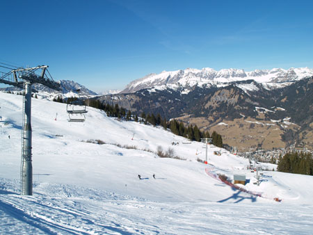 Vue sur l'arrivée de la piste des Tendues et le télésiège du Crêt du Midi