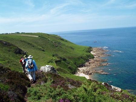 Le club Rosko Rando viendra rendre visite en septembre aux adhérents de Praz Montagne (ici, une photo d'une balade organisée en bord de mer par Rosko Rando lors de la visite des Pralins en Bretagne).
