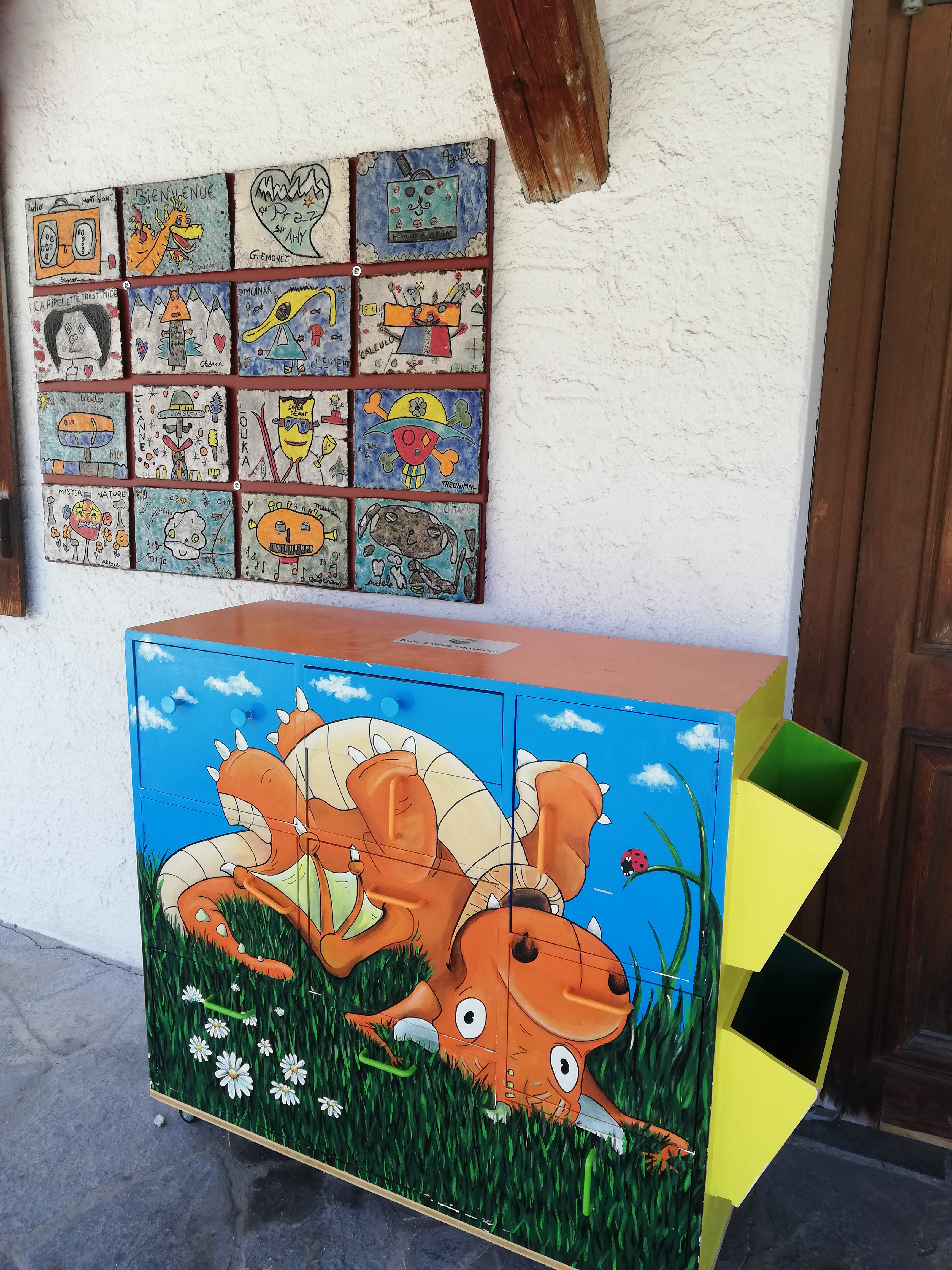 Boîte à livres installée le long de l'OT - Praz-sur-Arly Tourisme