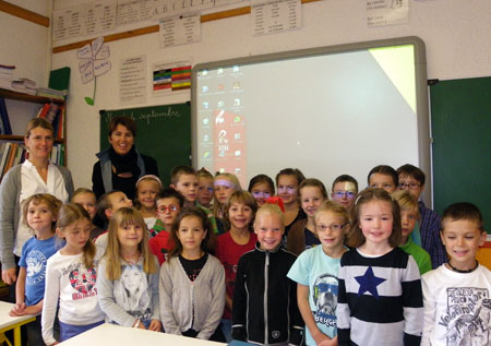 4 septembre 2012 : les CE1 et CE2 devant leur nouveau tableau numérique - Yann Jaccaz ou Sylvie Bessy