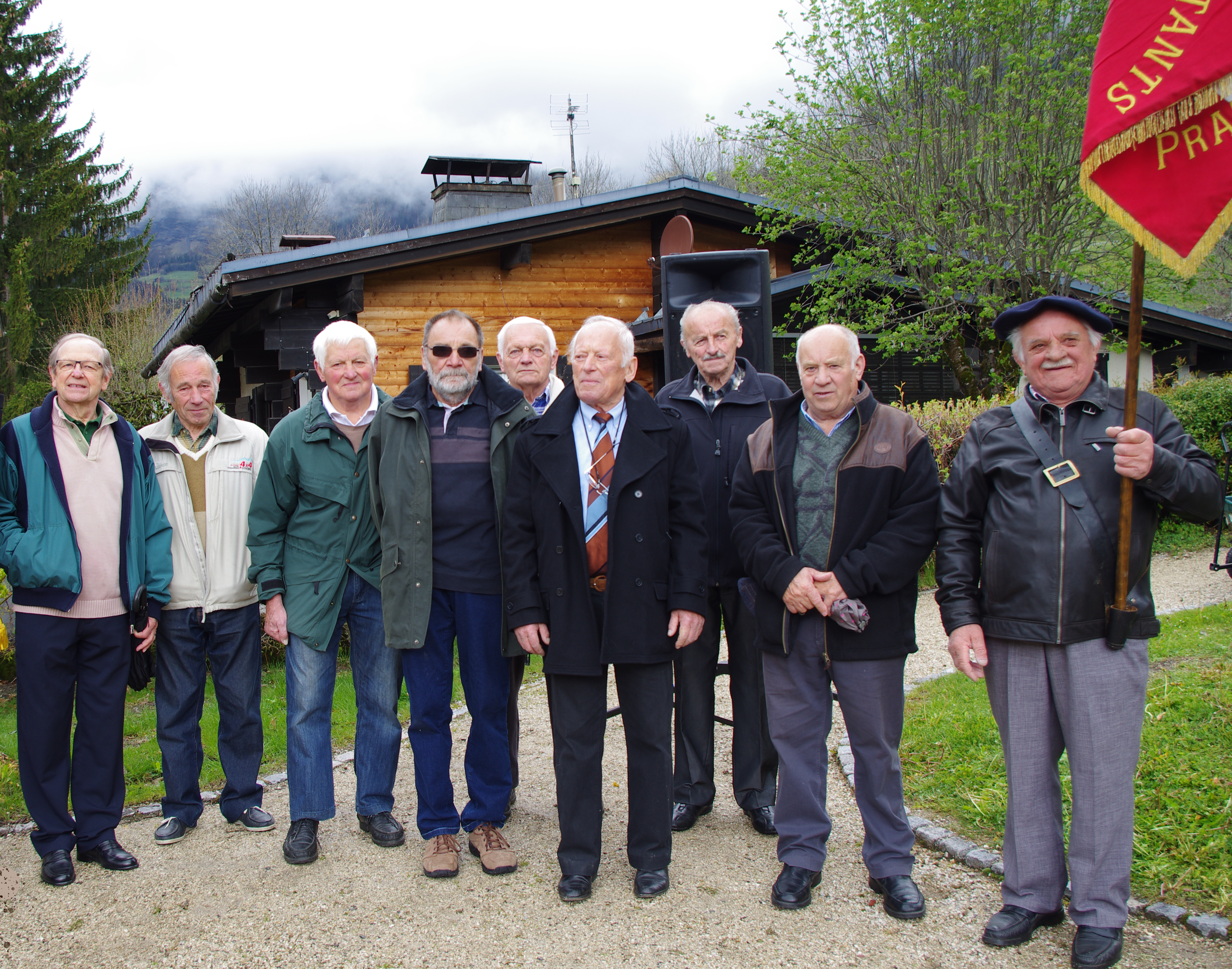 Situé en 2e position en partant de la gauche, Jean est ici entouré de ses amis, les anciens combattants, durant la cérémonie du 8 mai 2017. - ?