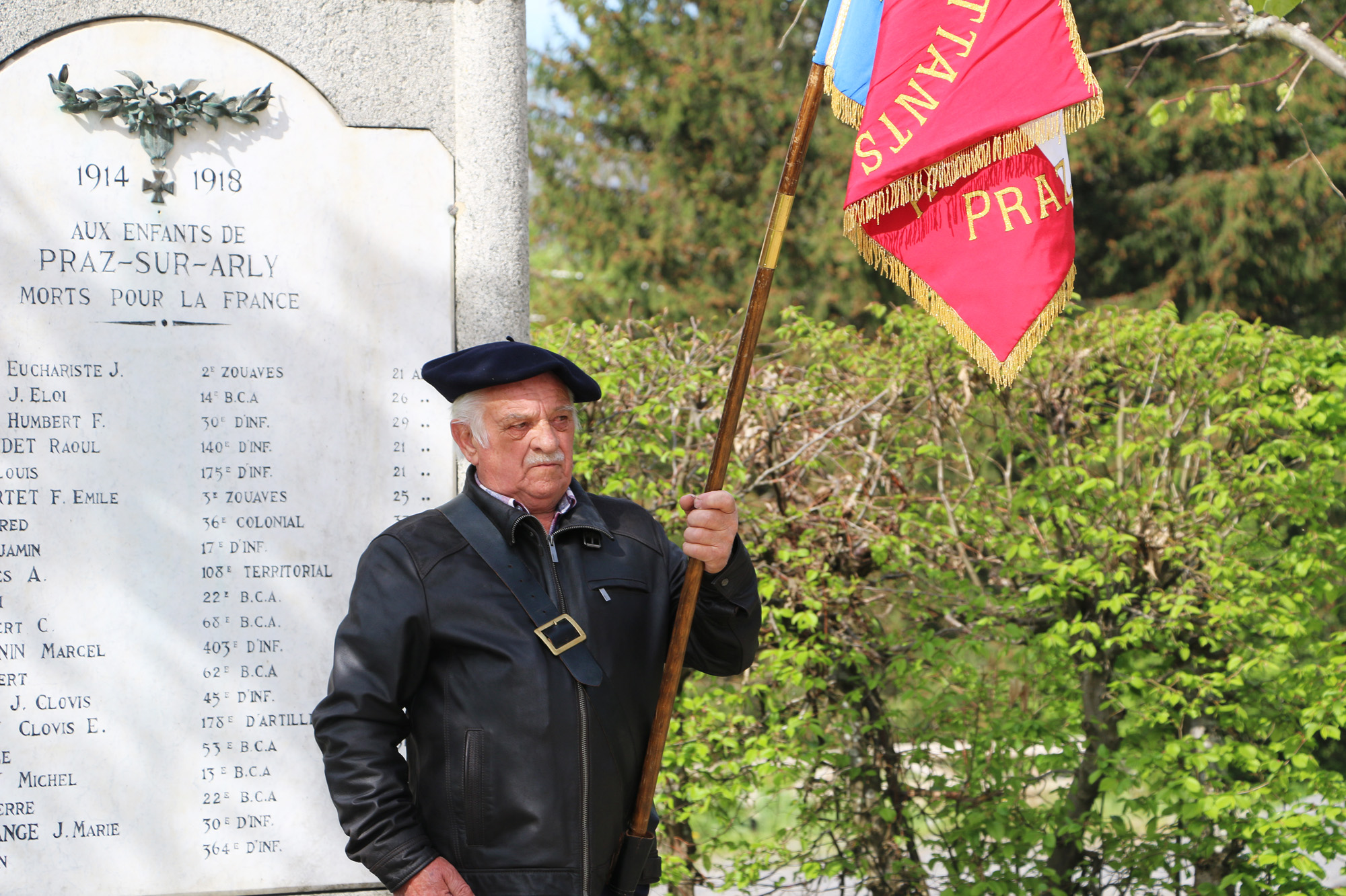 Porte-drapeau Roger Morand devant le monument aux morts - Pierre Bessy
