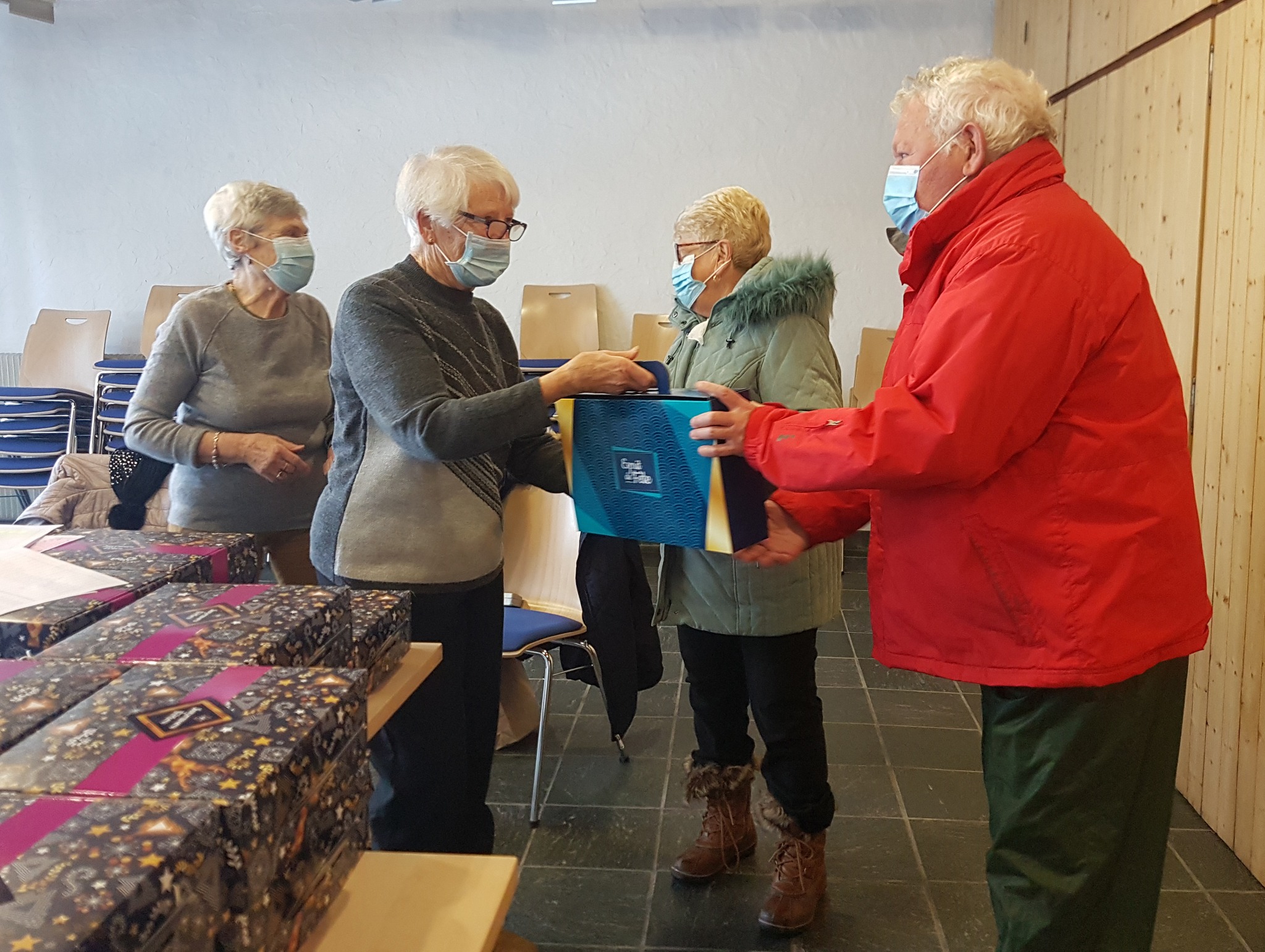 Les Anciens récupèrent le colis de Noël.