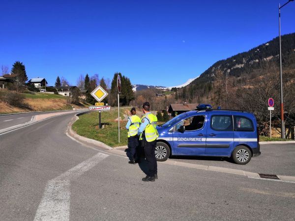 Gendarmes veillant sur le confinement en Haute-Savoie