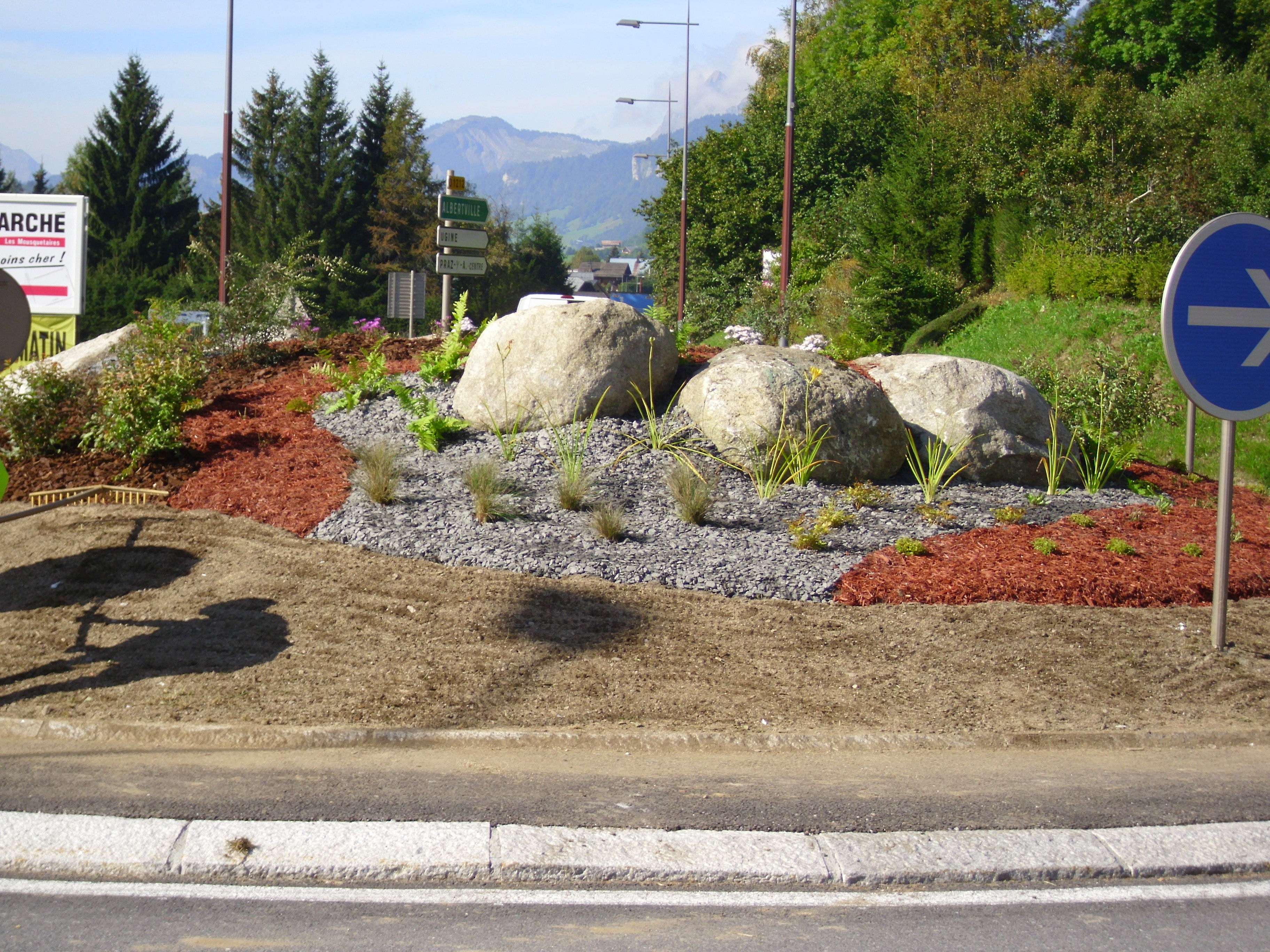 Rond-point d'Intarmarché qui sera repris en octobre 2010 en raison de dégradations anormales observées sur la couche de surface de l'enrobé