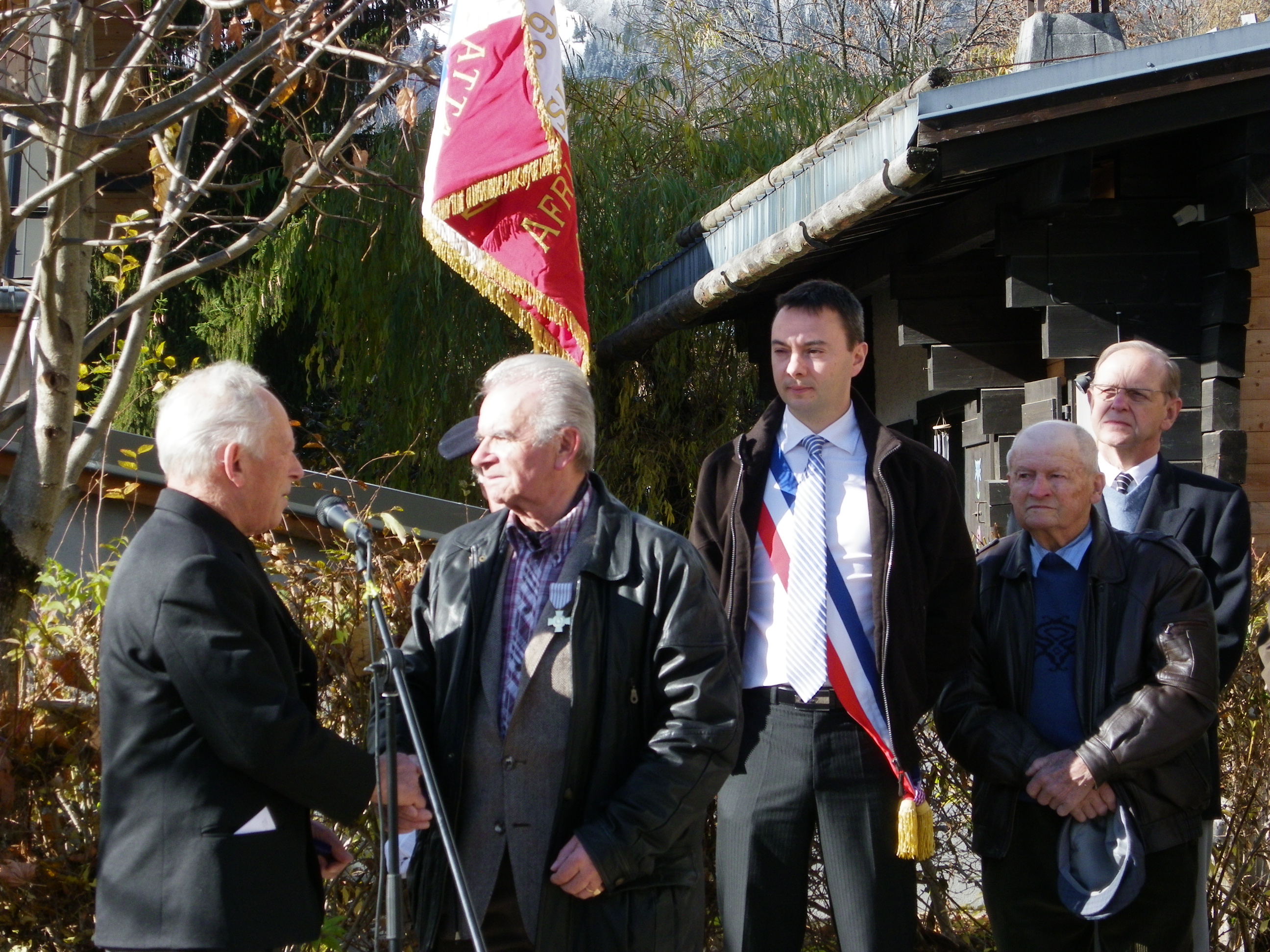 Remise de décoration à Sylvain Rey durant la Cérémonie du 11 novembre 2010