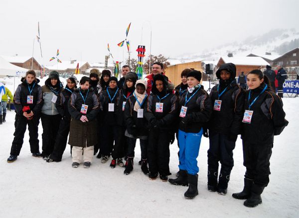 Les jeunes de &quot;L dans la Ville&quot; lors des Montgolfiades, en compagnie du maire, Yann Jaccaz, et du député, Martial Saddier - ?